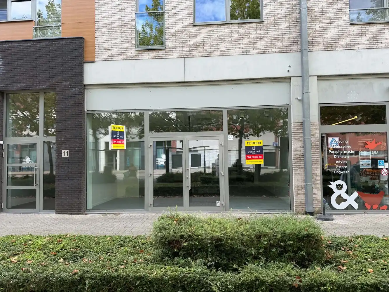 MODERN COMMERCIEEL GELIJKVLOERS MET GEBRUIK GROTE PARKING foto 2