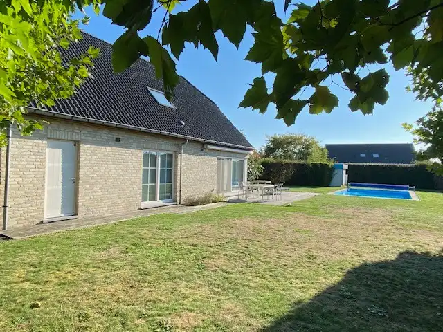 Residentieel gelegen villa met buitenzwembad, grote tuin en privacy. foto 3