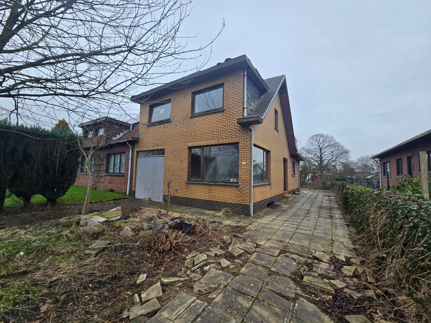 Te renoveren woning, 4 slpk, met tuin en 3 garages foto 2