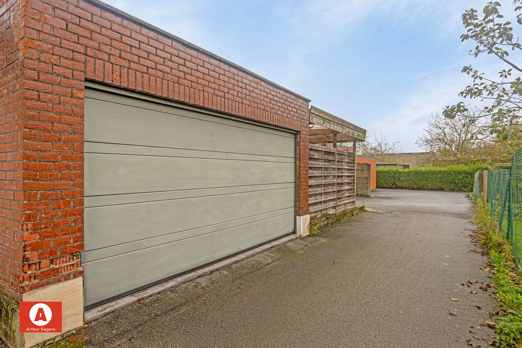 Hedendaags gerenoveerde woning met ruime garage (40m²) foto 3