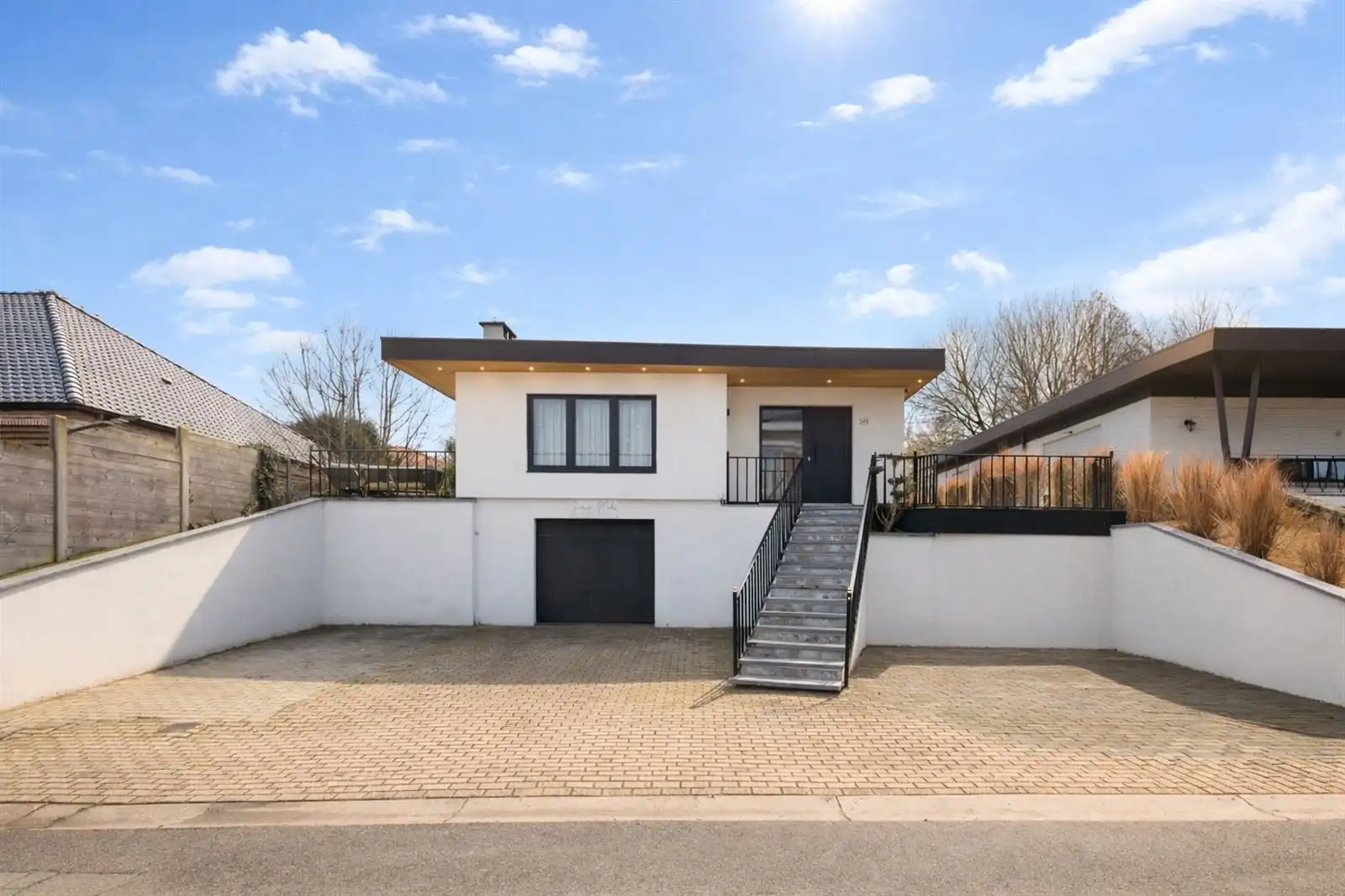 Instapklare gezinswoning met tuin en garage nabij centrum foto {{pictureIndex}}