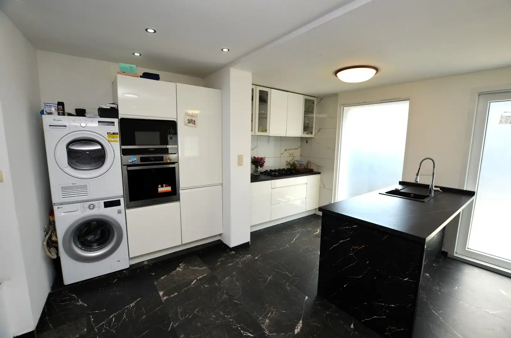 Mooi gelegen gerenoveerde half-open bebouwing (Kangoeroewoning) foto 4