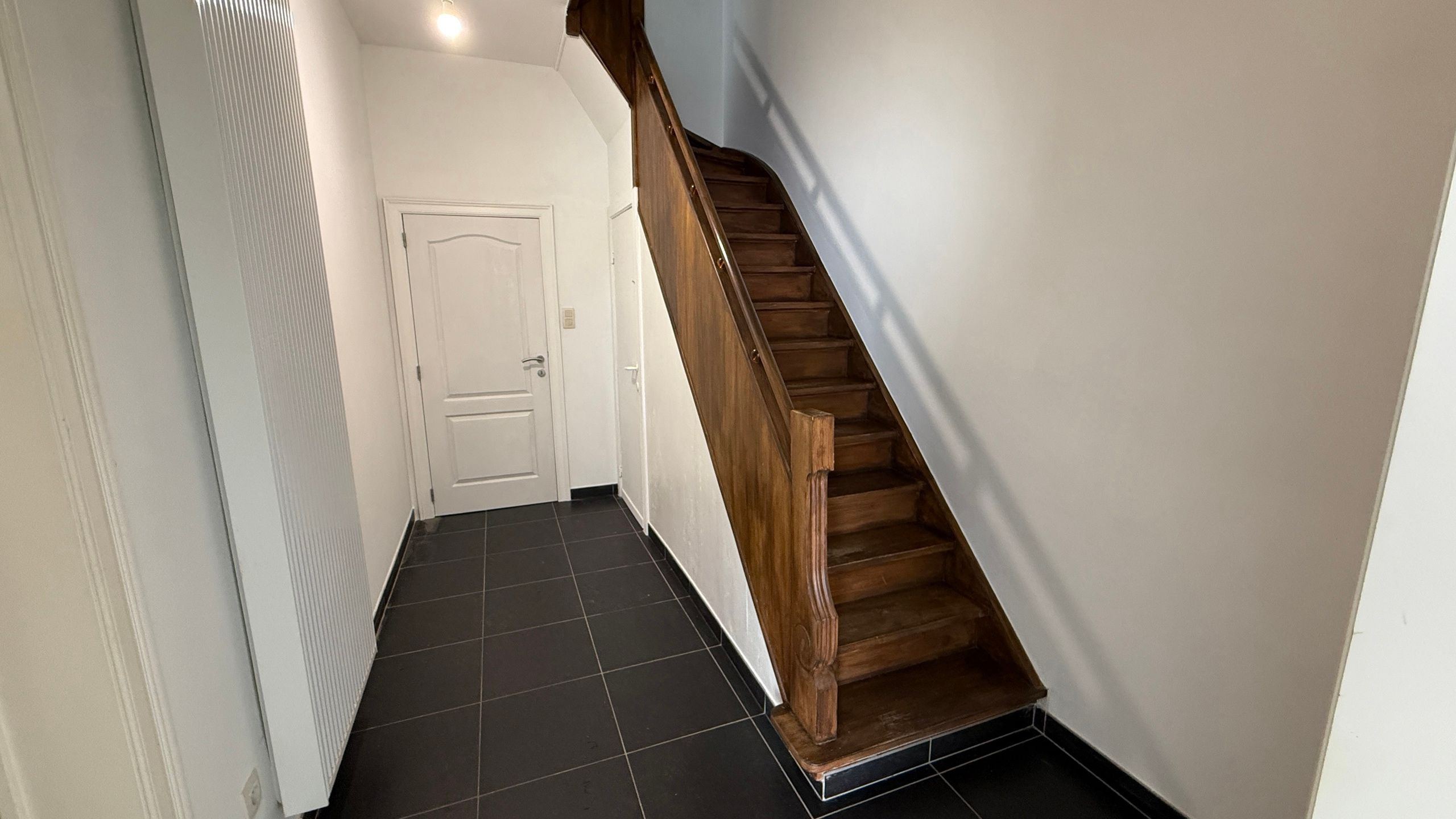Gedeeltelijk gerenoveerde rijwoning op toplocatie foto 10