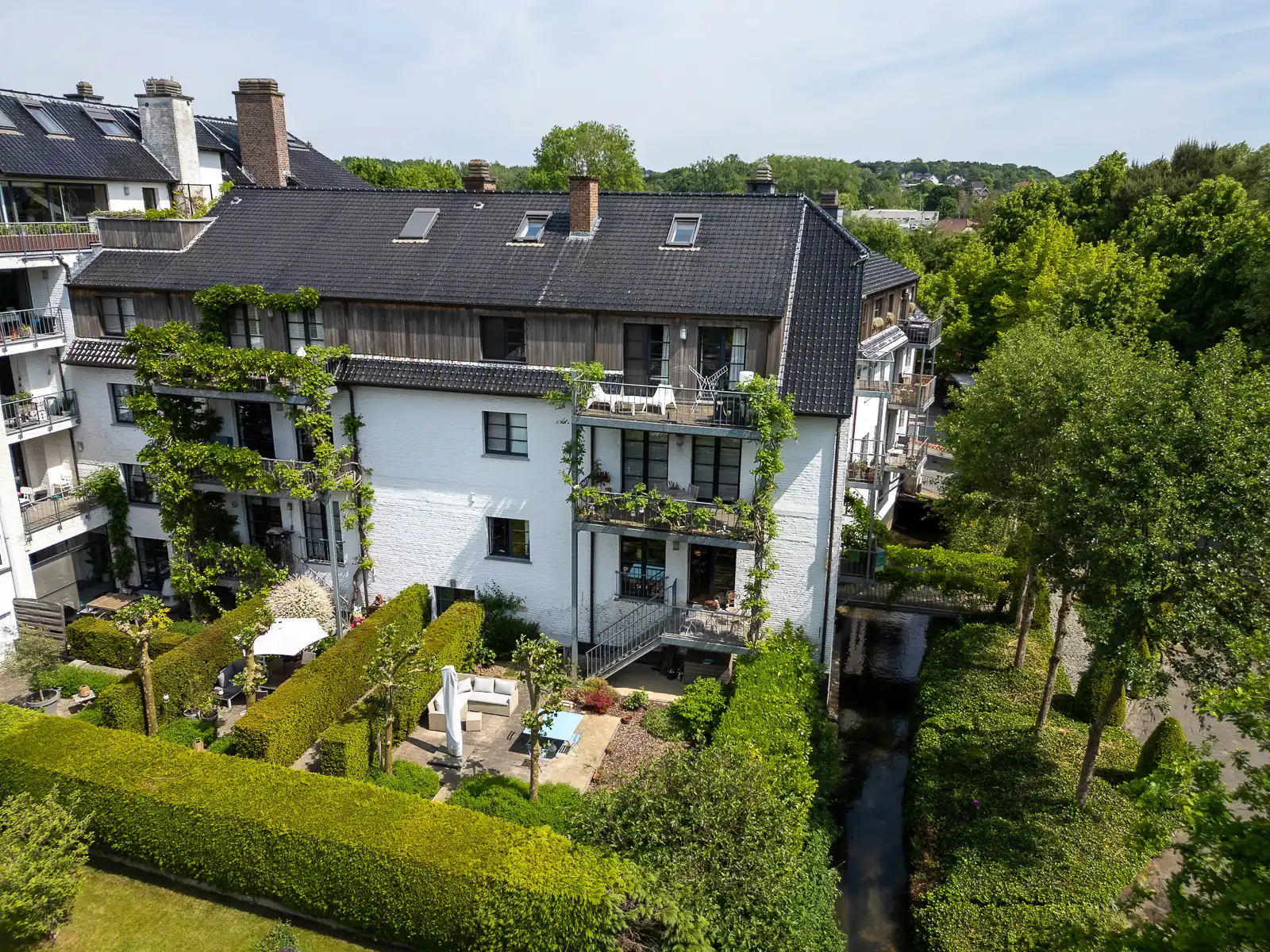 Ruim, lichtrijk appartement met tuin. Rustige locatie foto {{pictureIndex}}