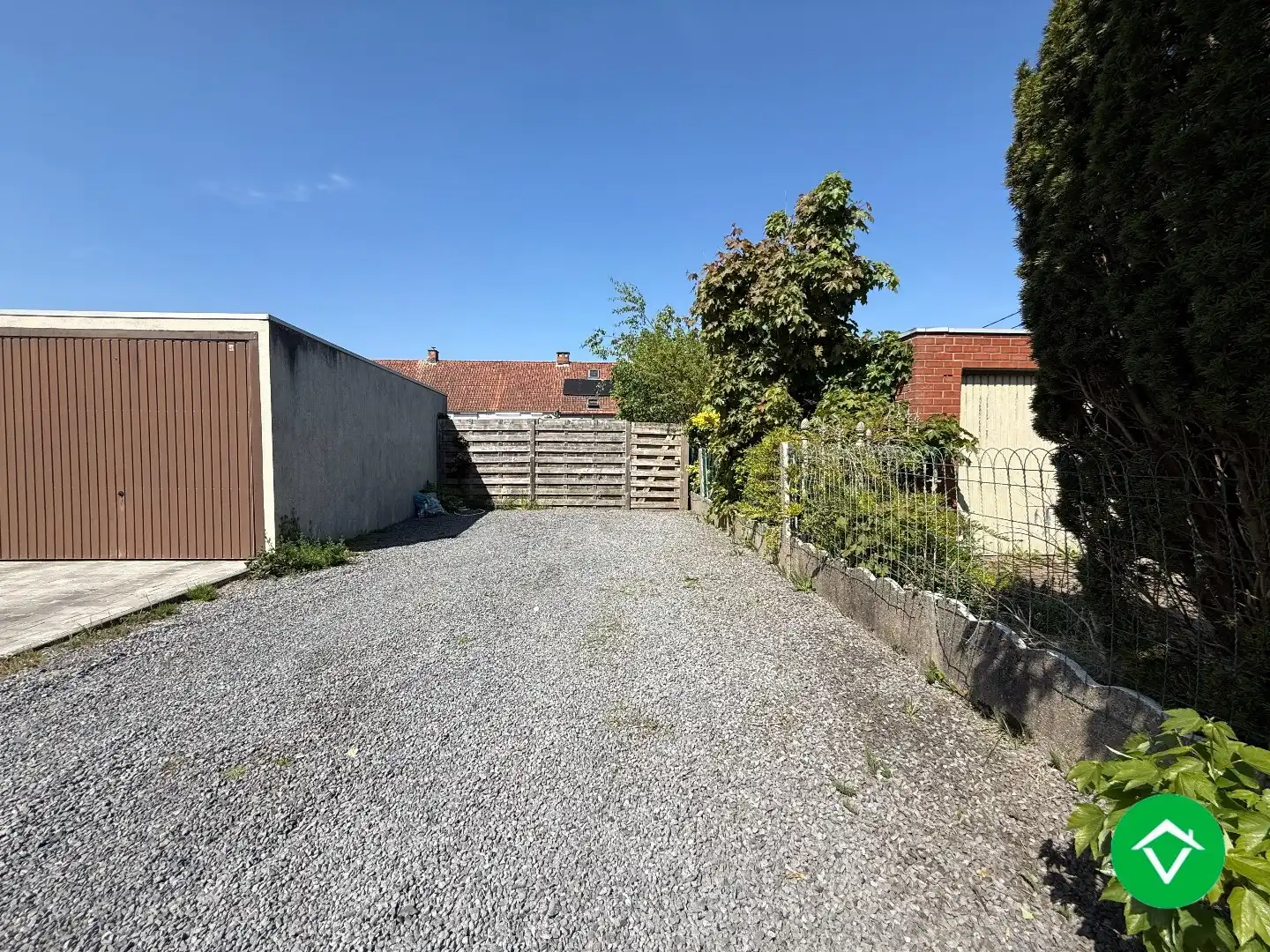 Instapklare woning met drie slaapkamers, tuin met uitweg, zolderkamer te Roeselare foto 18