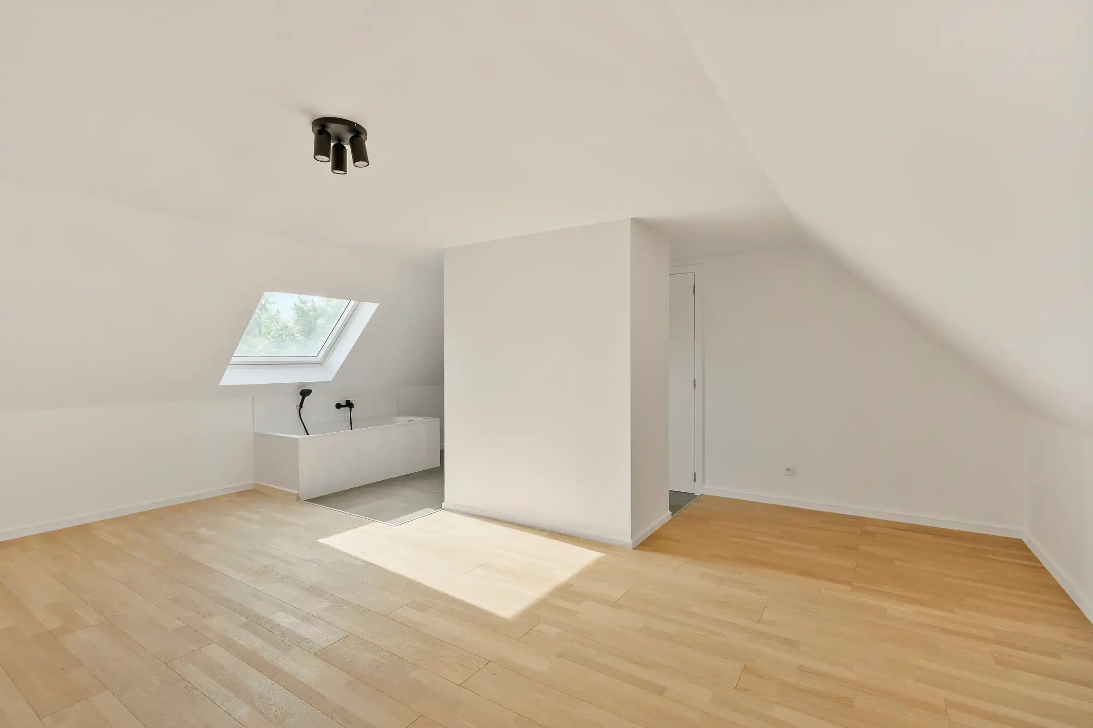 Volledig GERENOVEERDE woning met ZONNIGE TUIN en 3 SLK foto 19