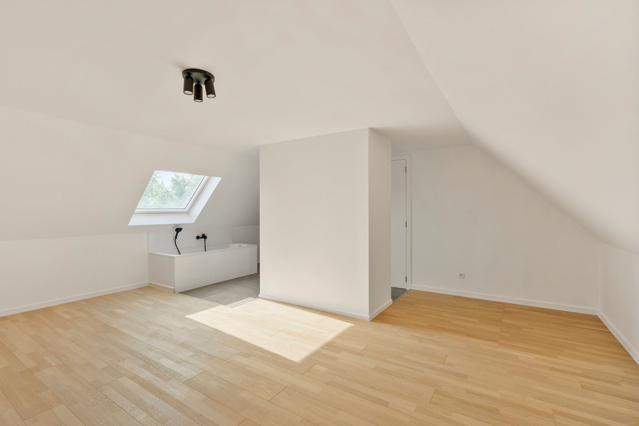 Volledig GERENOVEERDE woning met ZONNIGE TUIN en 3 SLK foto 19