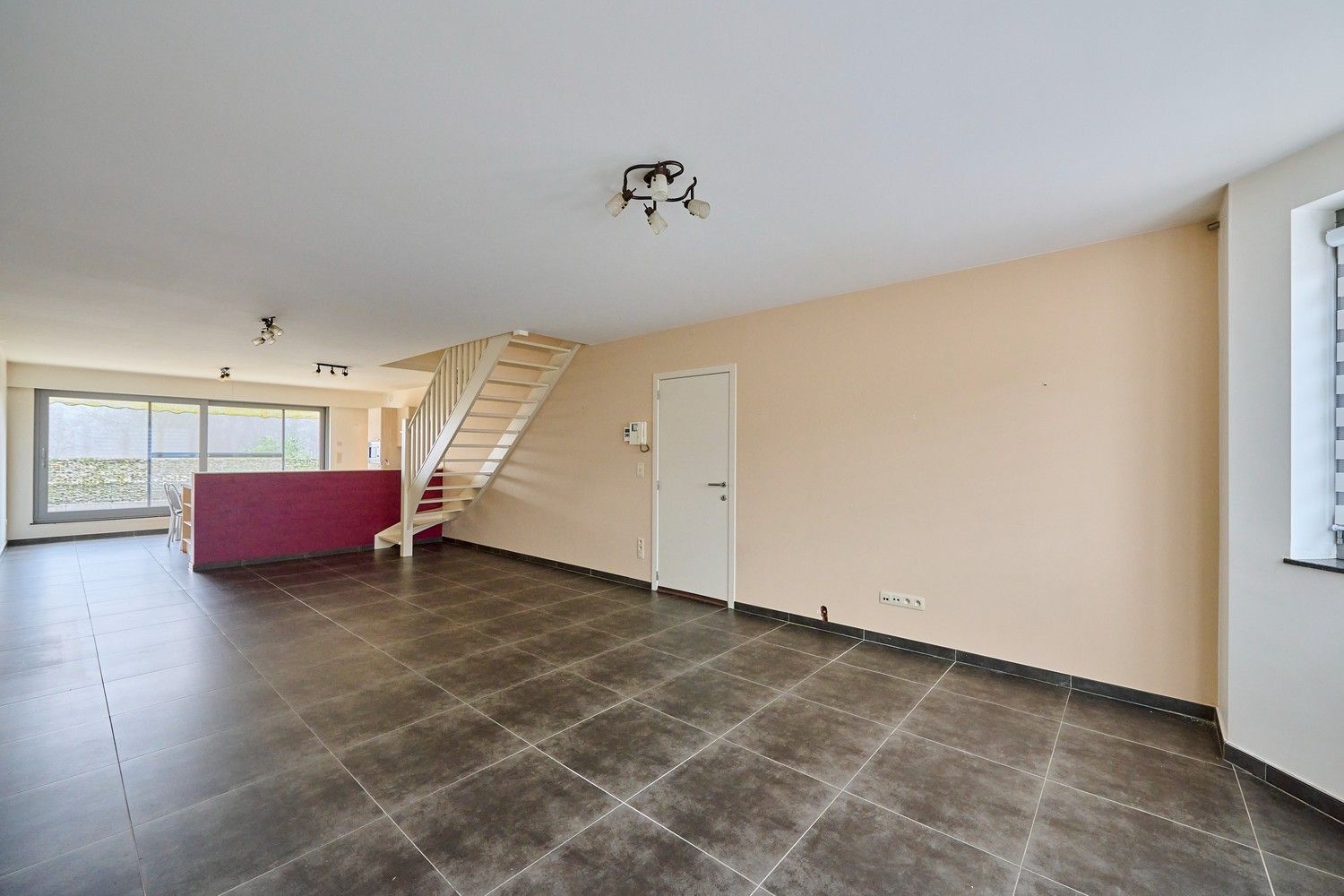 Gunstig gelegen heel ruim, fraai afgewerkte, handelsruimte met afzonderlijk toegankelijke woonstgelegenheid (triplex appartement) foto 15