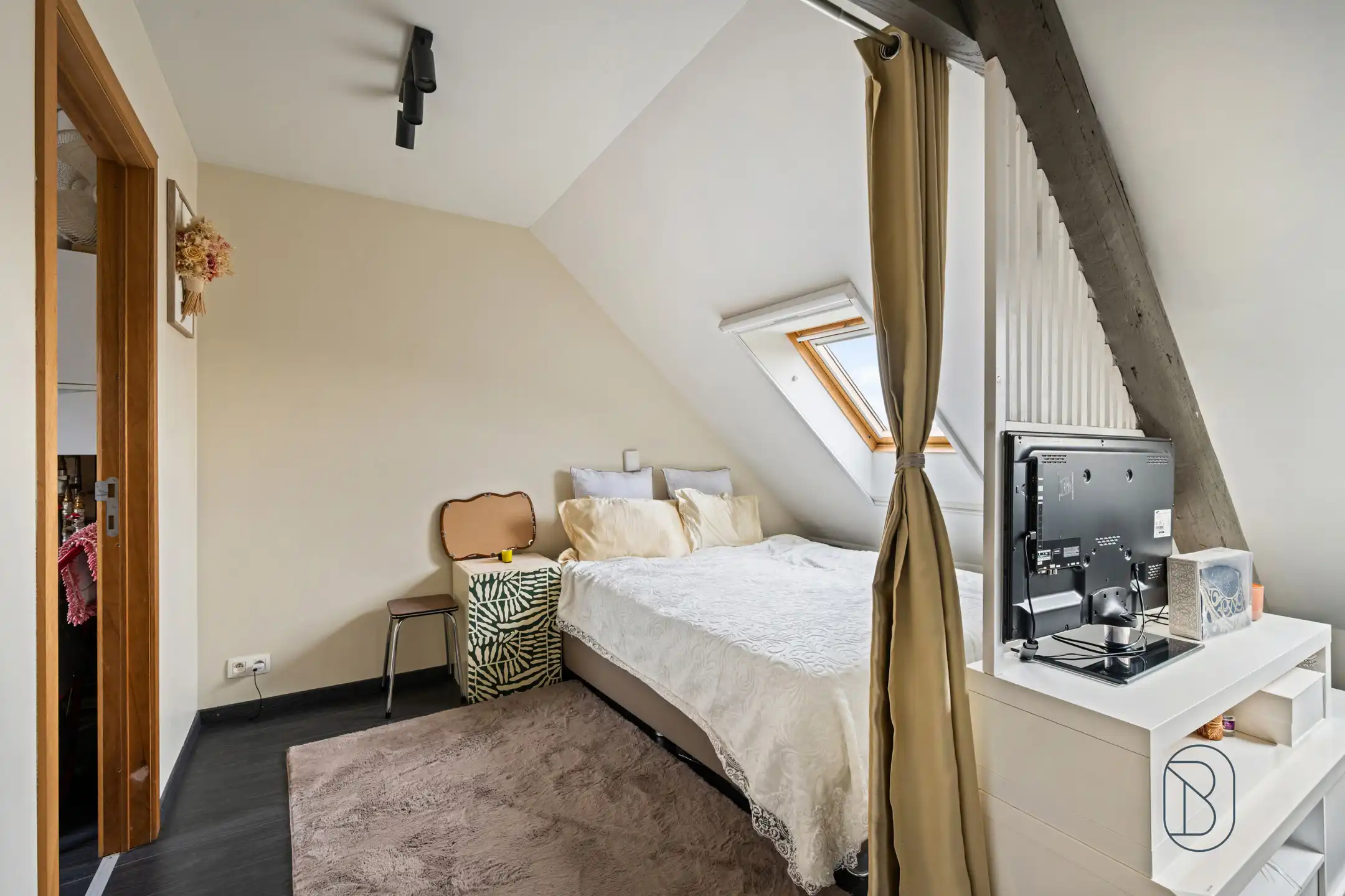 Topgelegen handelspand met verhuurd duplexappartement foto 18