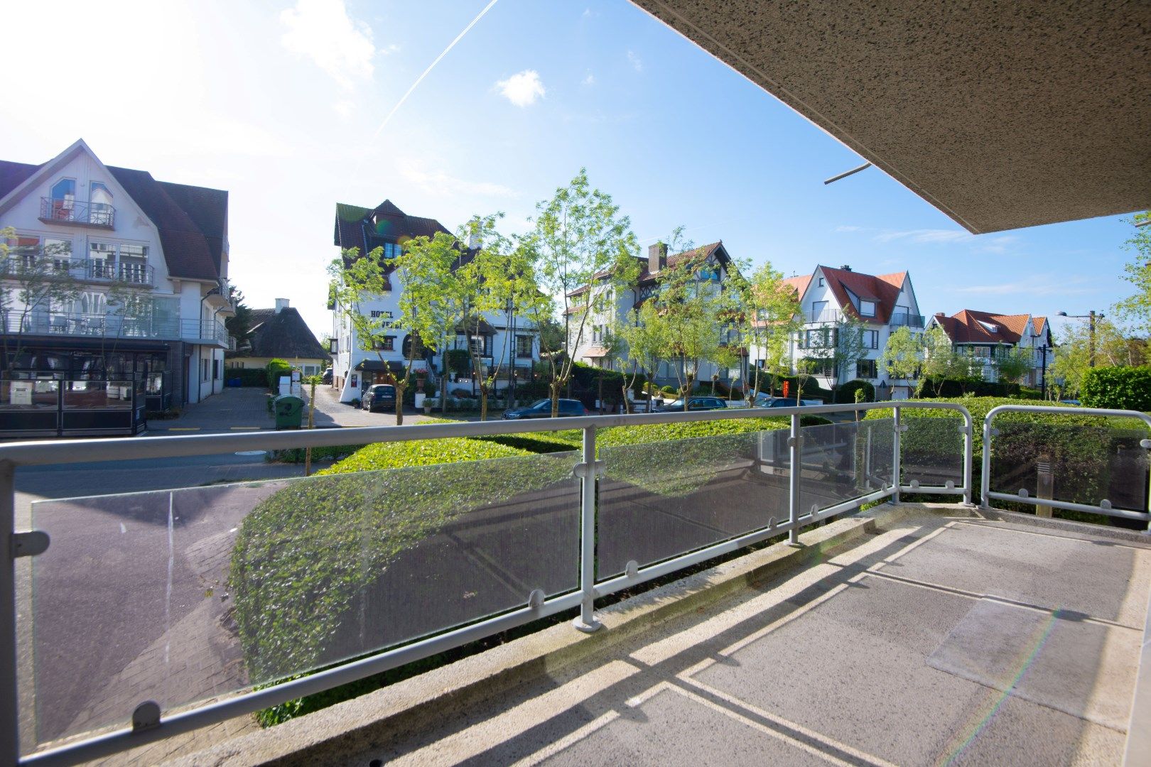 Ongemeubeld hoekappartement (inclusief garagebox) met veel licht en mooie terrassen vlakbij het Albertplein in het Zoute.  foto 3