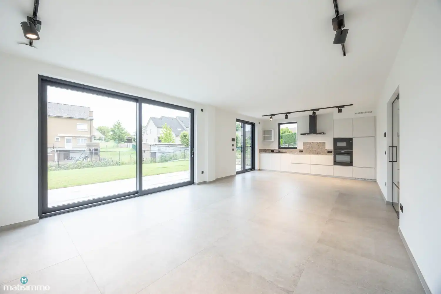HOOGWAARDIG AFGEWERKTE NIEUWBOUWWONING MET DRIE SLAAPKAMERS EN TUIN (INCLUSIEF TUINONDERHOUD) TE RIEMST foto 4