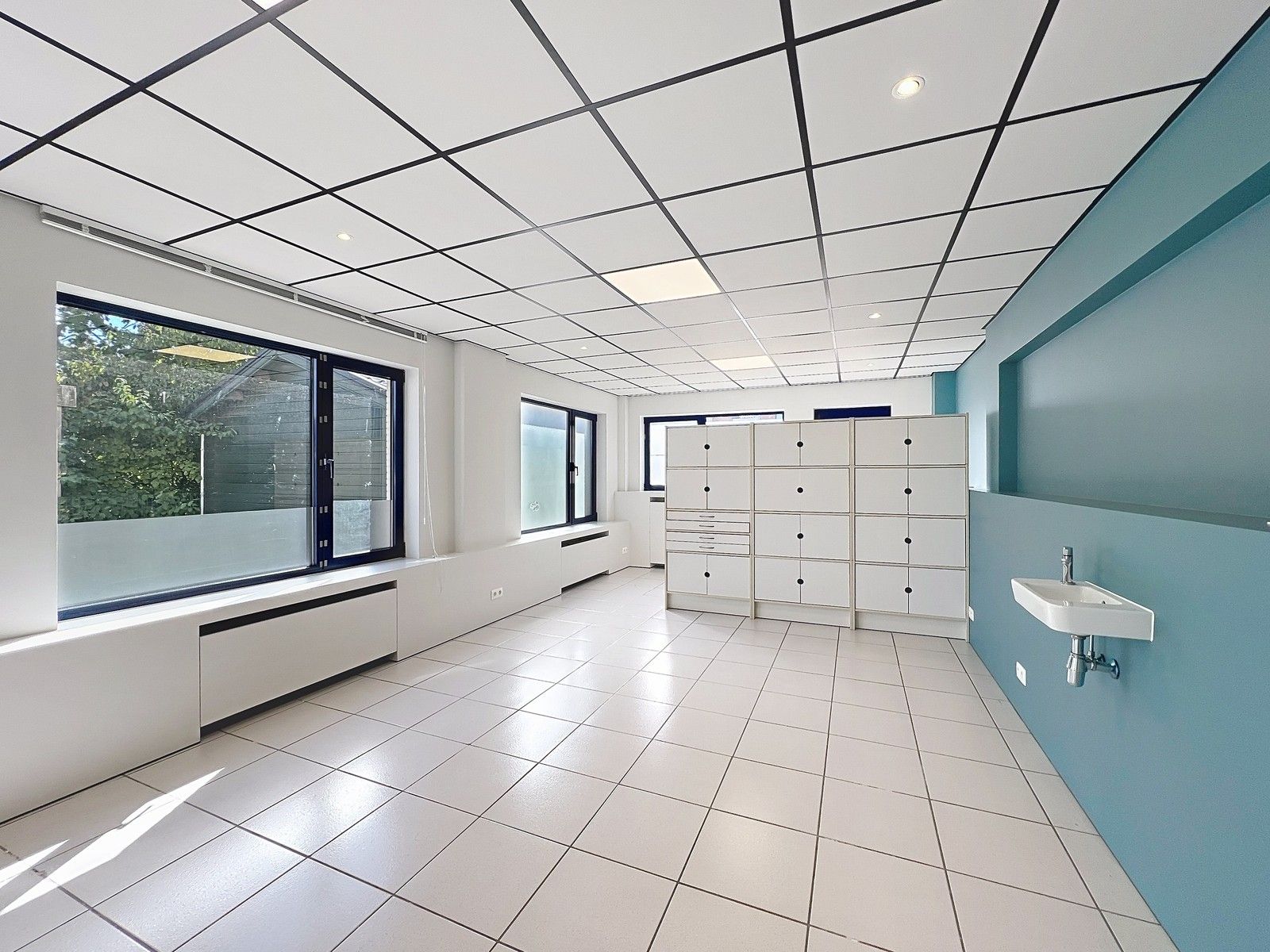 KANTOORGEBOUW (124 m²) met MAGAZIJNEN (630 m²) op zeer goede ligging nabij centrum KORTRIJK ! foto 11