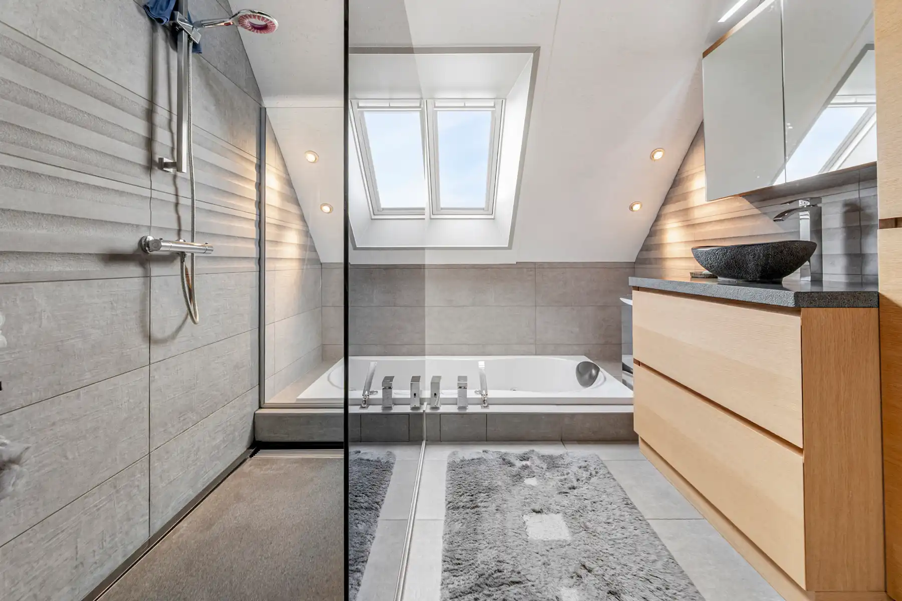 woning met 4 slaapkamer, tuin en garage op rustige ligging foto 2