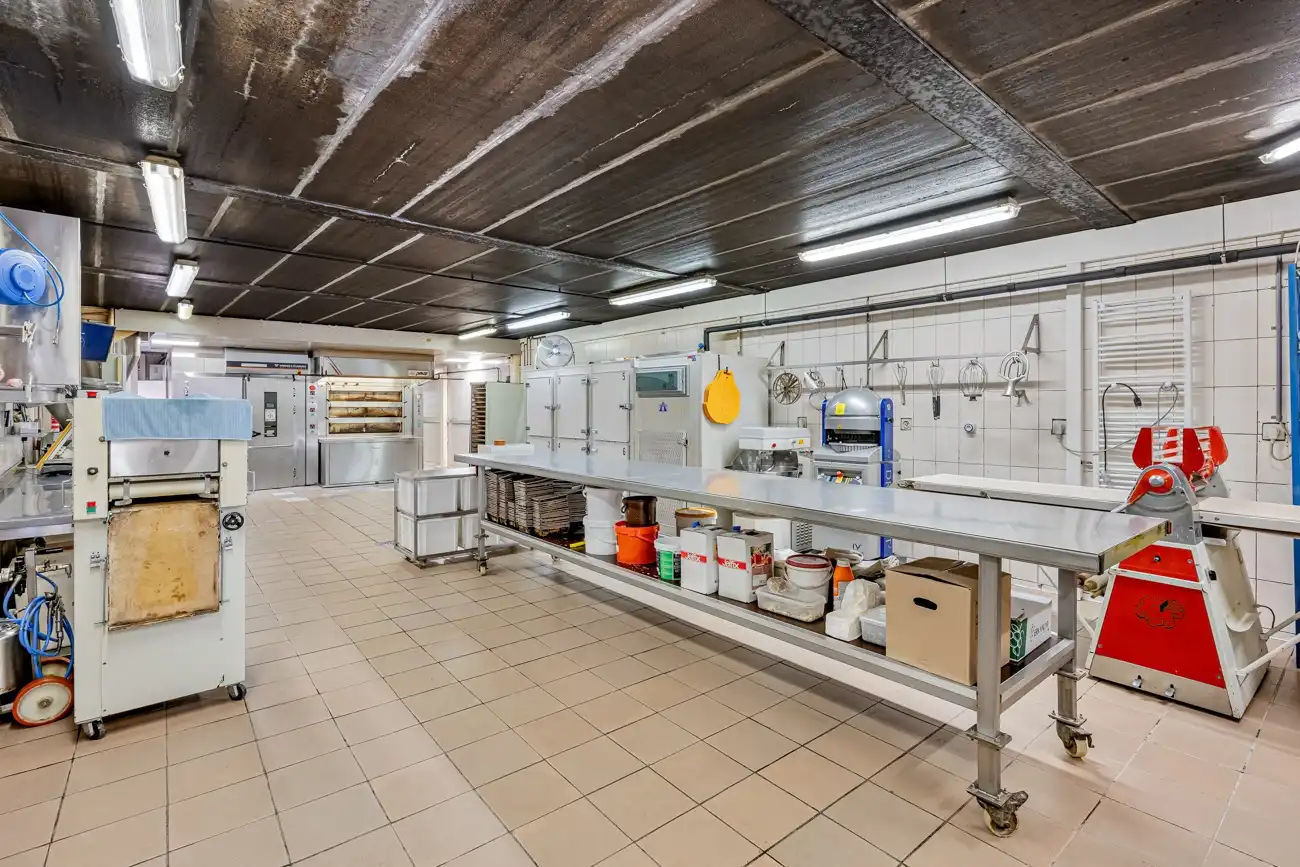 Strategisch gelegen handelspand met winkelruimte (bakkerij) met inpandige garage, grote werkruimte (ca. 145m²) en aangename tuin met open zicht in Ertvelde! foto 11