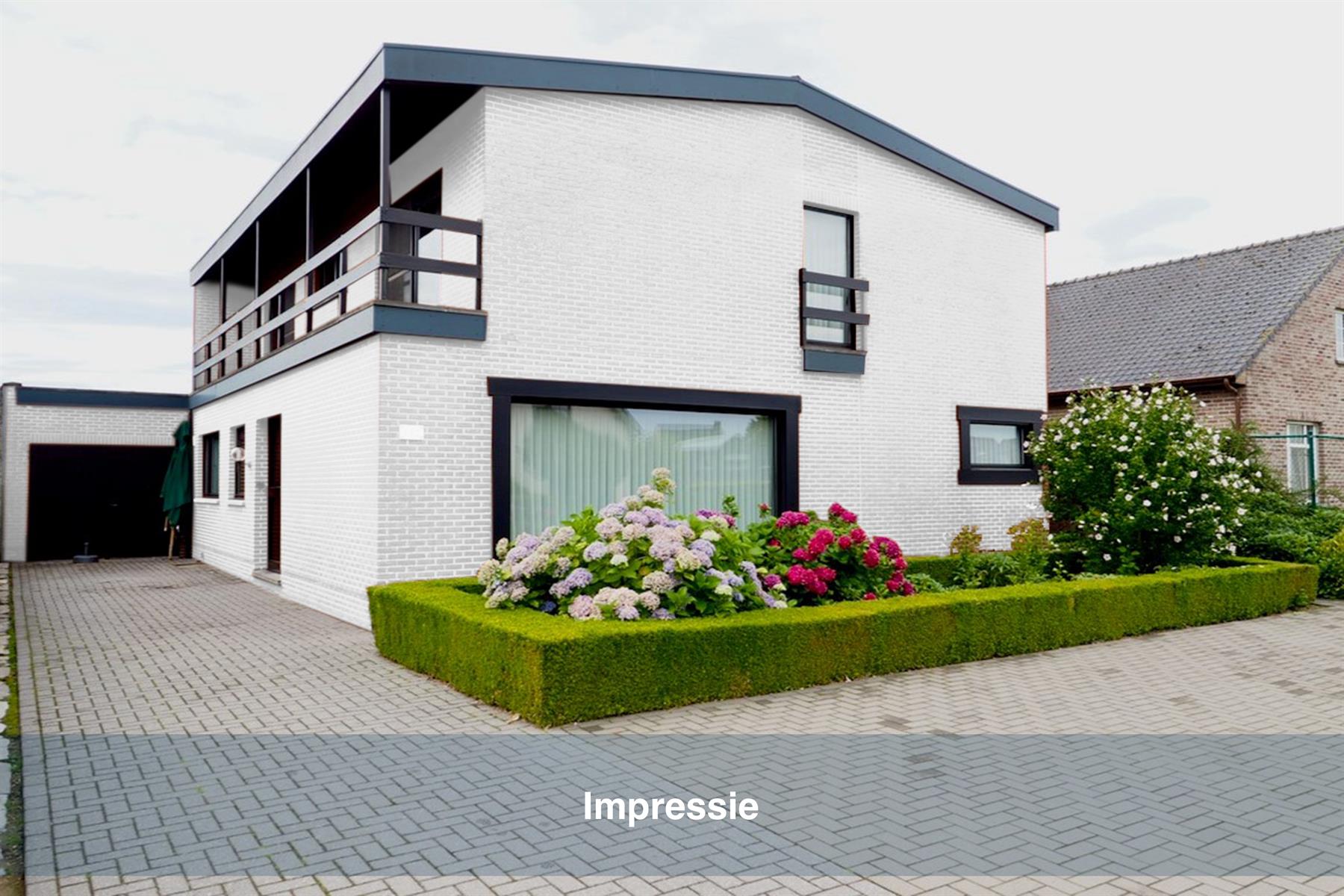 Vrijstaande woning met praktijkruimte en garage foto 2