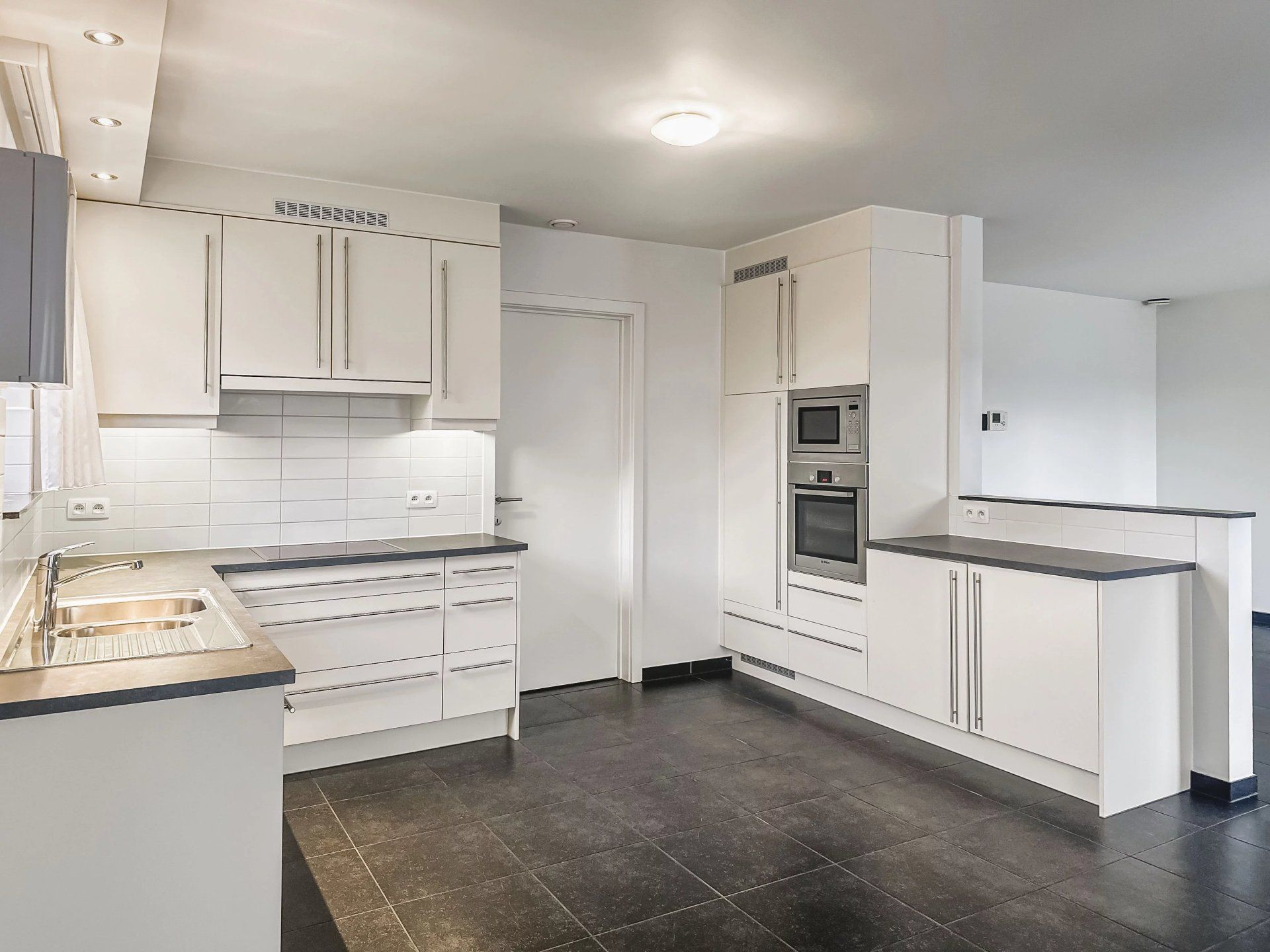 Zeer ruim instapklaar appartement met open uitzicht – 2 slpk – groot terras – garagebox + berging foto 3