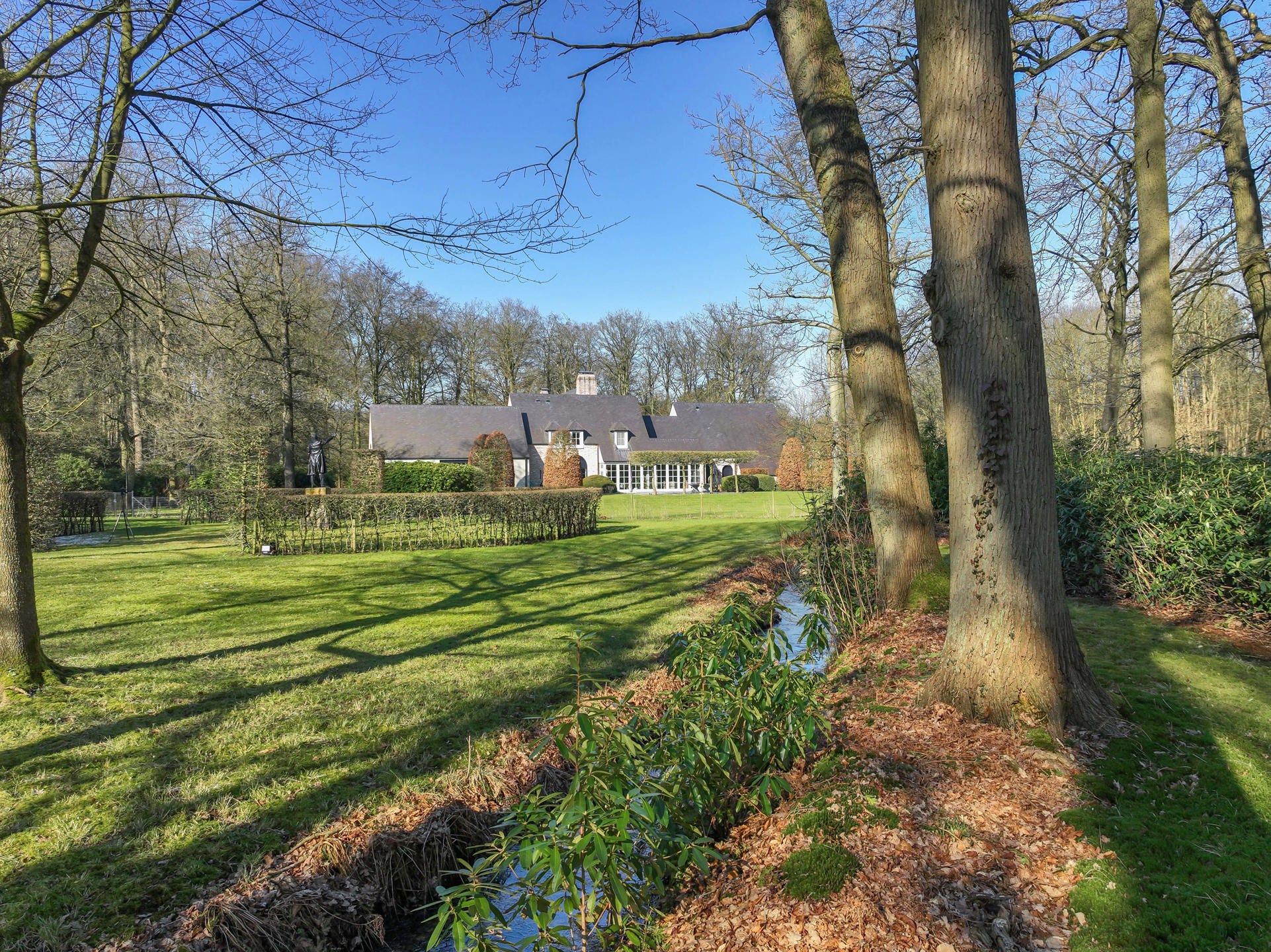Exclusieve kasteelhoeve met zwembad op 2,7 ha grond, grenzend aan natuurgebied foto 10