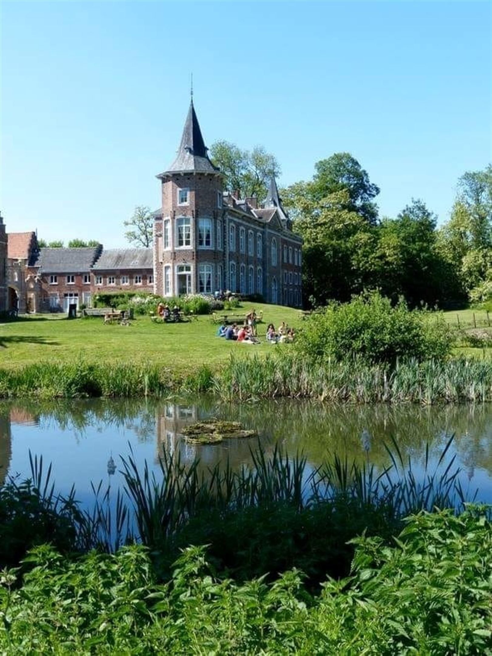 Kasteel in een historisch landschap foto 3