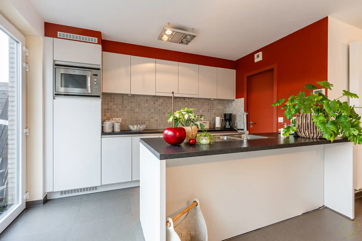 Modern en zeer goed onderhouden gelijkvloersappartement net buiten het centrum! foto 7