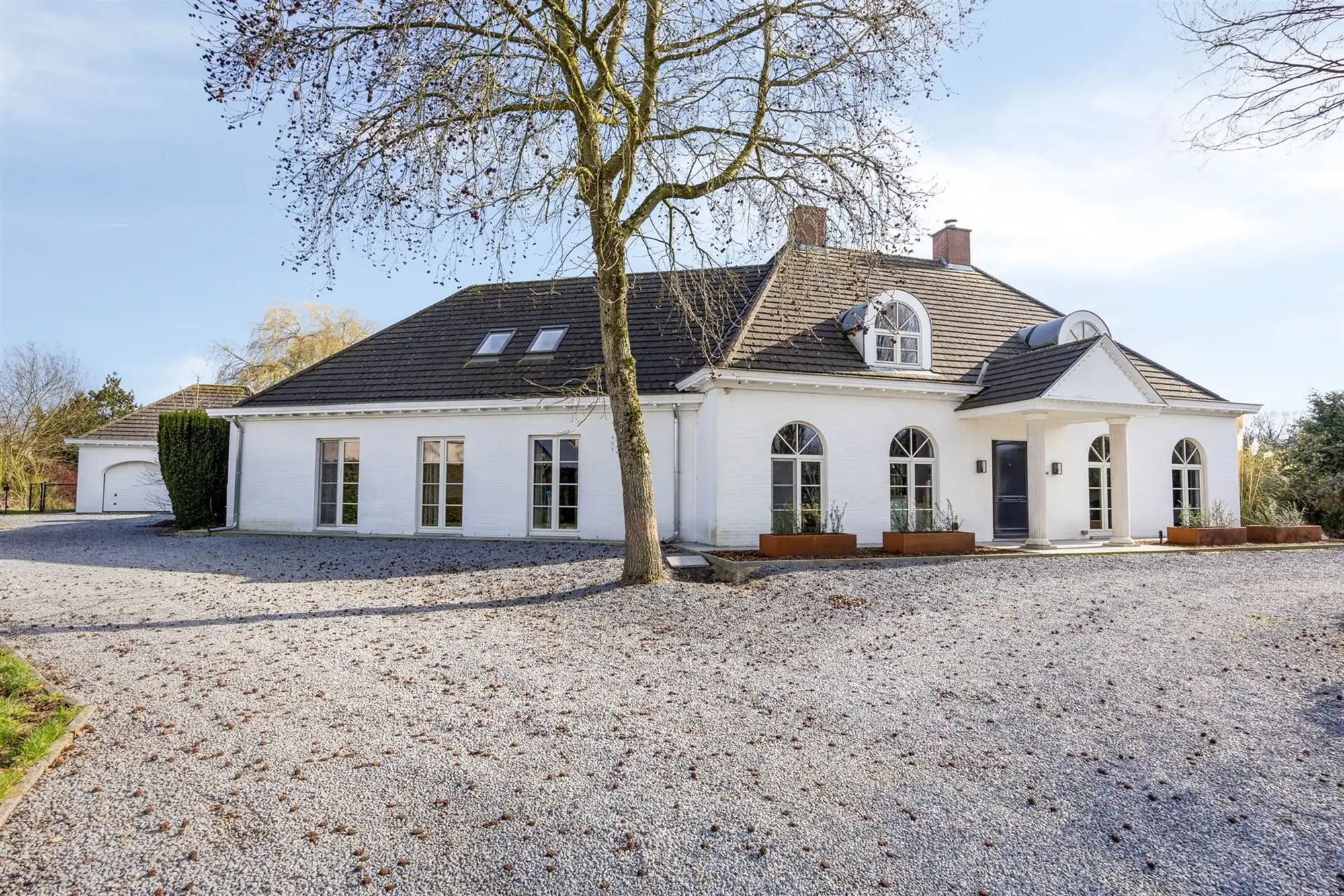 Instapklare tijdloze villa met 5 slpks op ca. 2000 m² foto 2