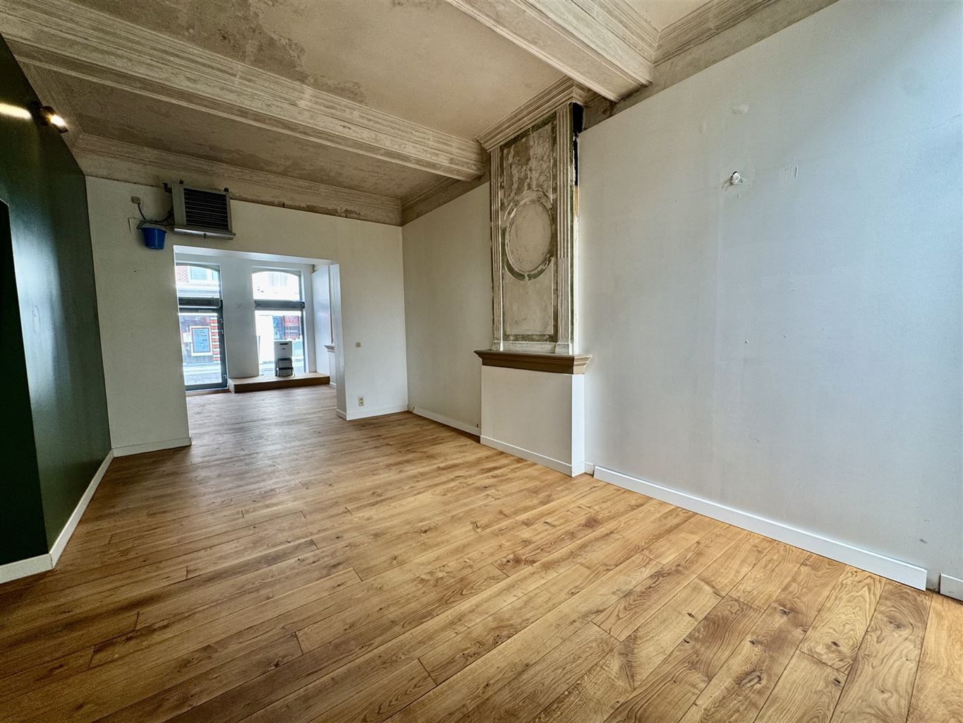 Karaktervolle handelsruimte met diverse mogelijkheden in hartje Maaseik  foto 7