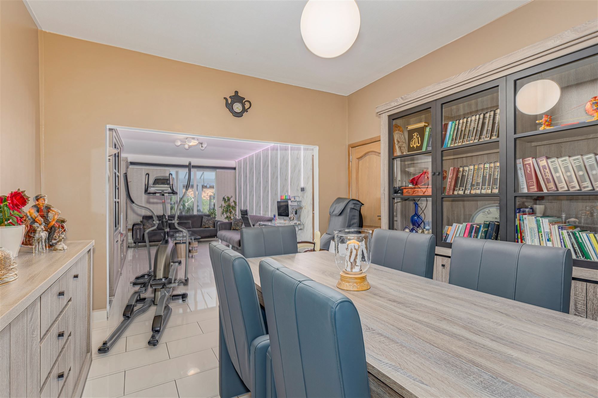 Mooi ingerichte woning met 4 slk, 2 badk en ruime stadstuin in Merksem foto 9