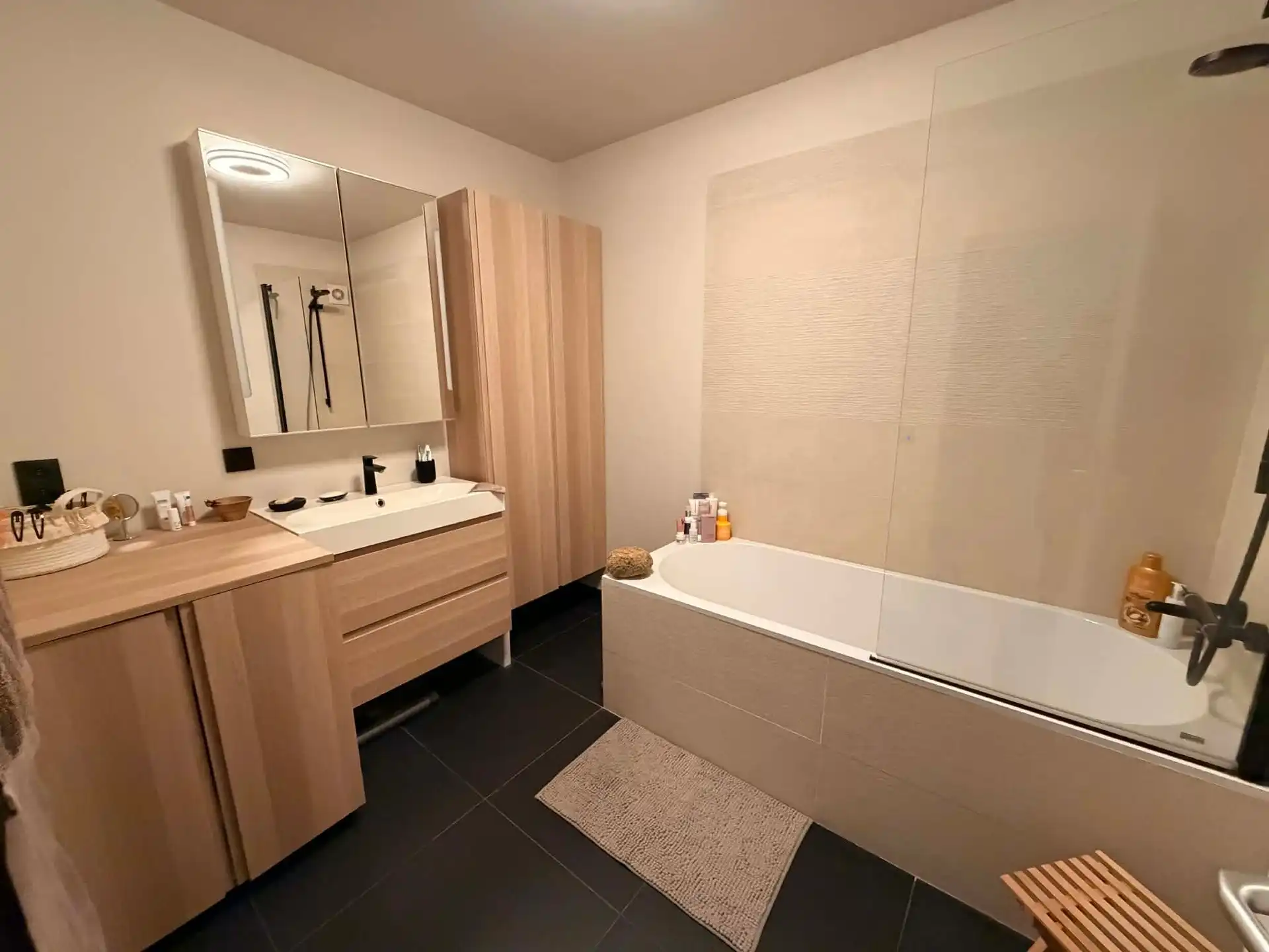 Stijlvol gerenoveerd appartement met terras nabij de vijver in Wemmel foto 8