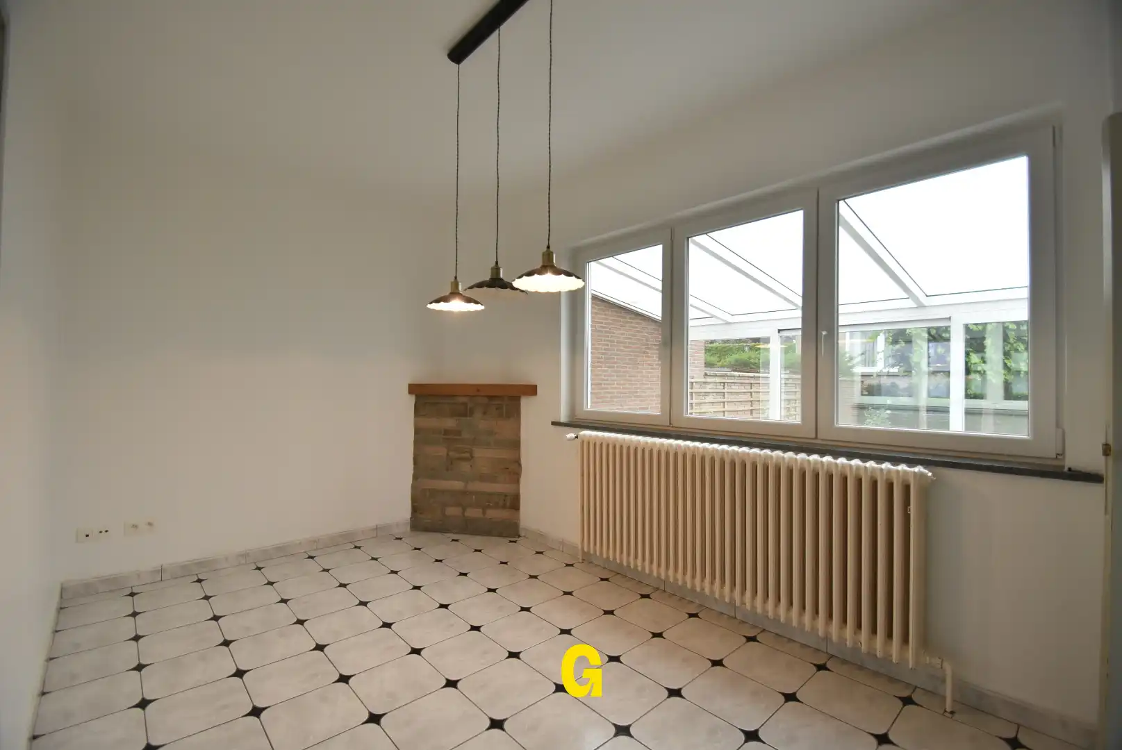 Halfopen woning met drie slaapkamers, tuin en twee garages in hartje Bilzen foto 7