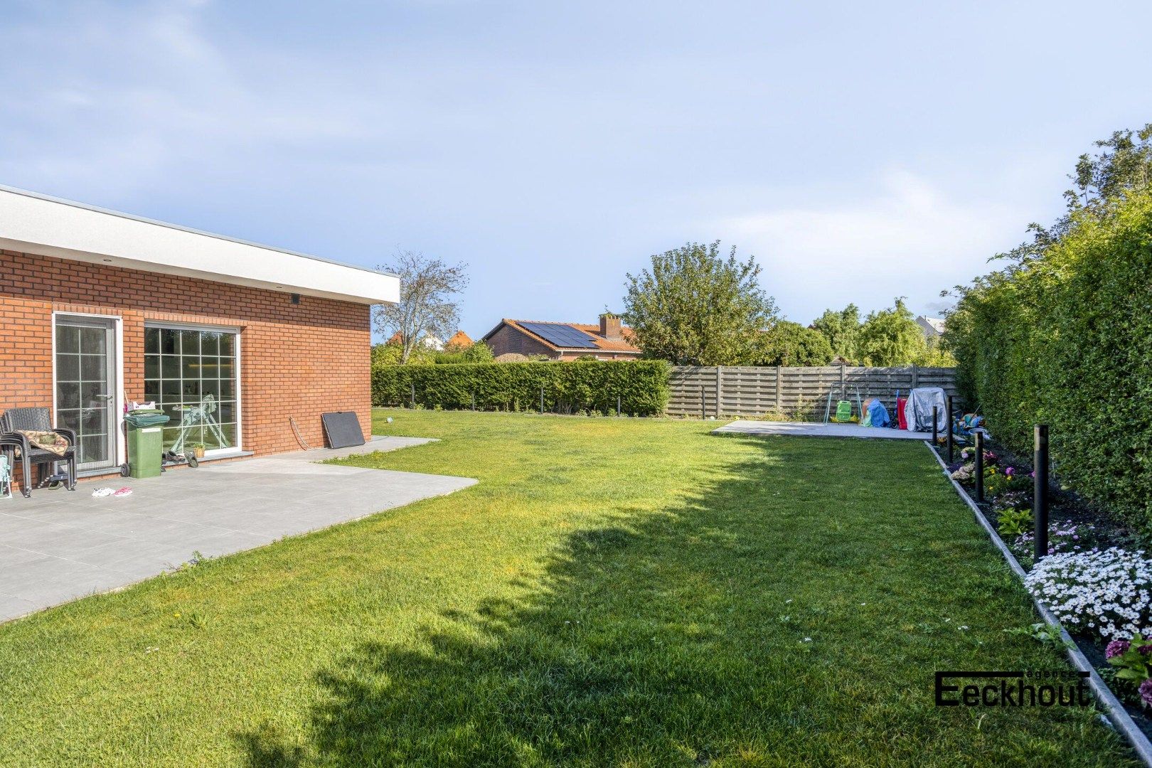 Gerenoveerde halfopen woning met grote zonnige tuin op gegeerde ligging! foto 13