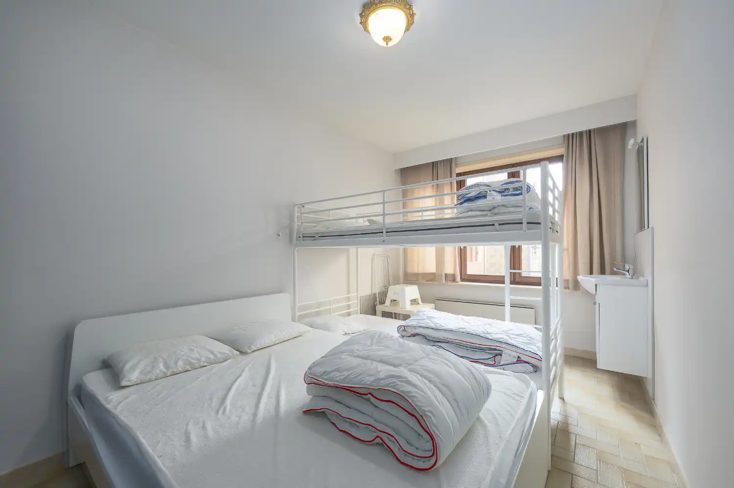 Instapklaar 2 slaapkamer-appartement met zijdelings zeezicht foto 14