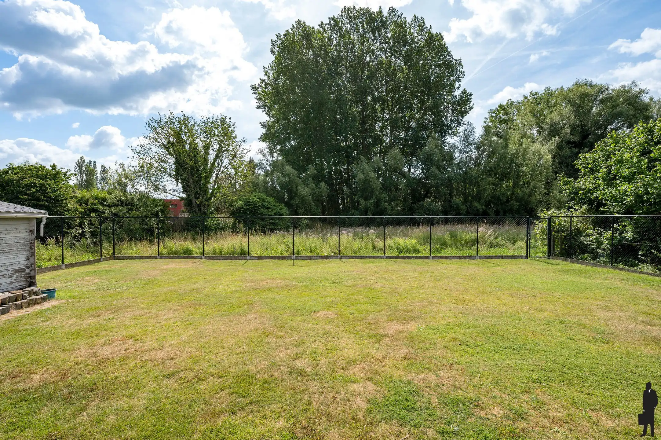 Instapklare open bebouwing met inpandige garage en zonnige tuin op 692 m². foto 2