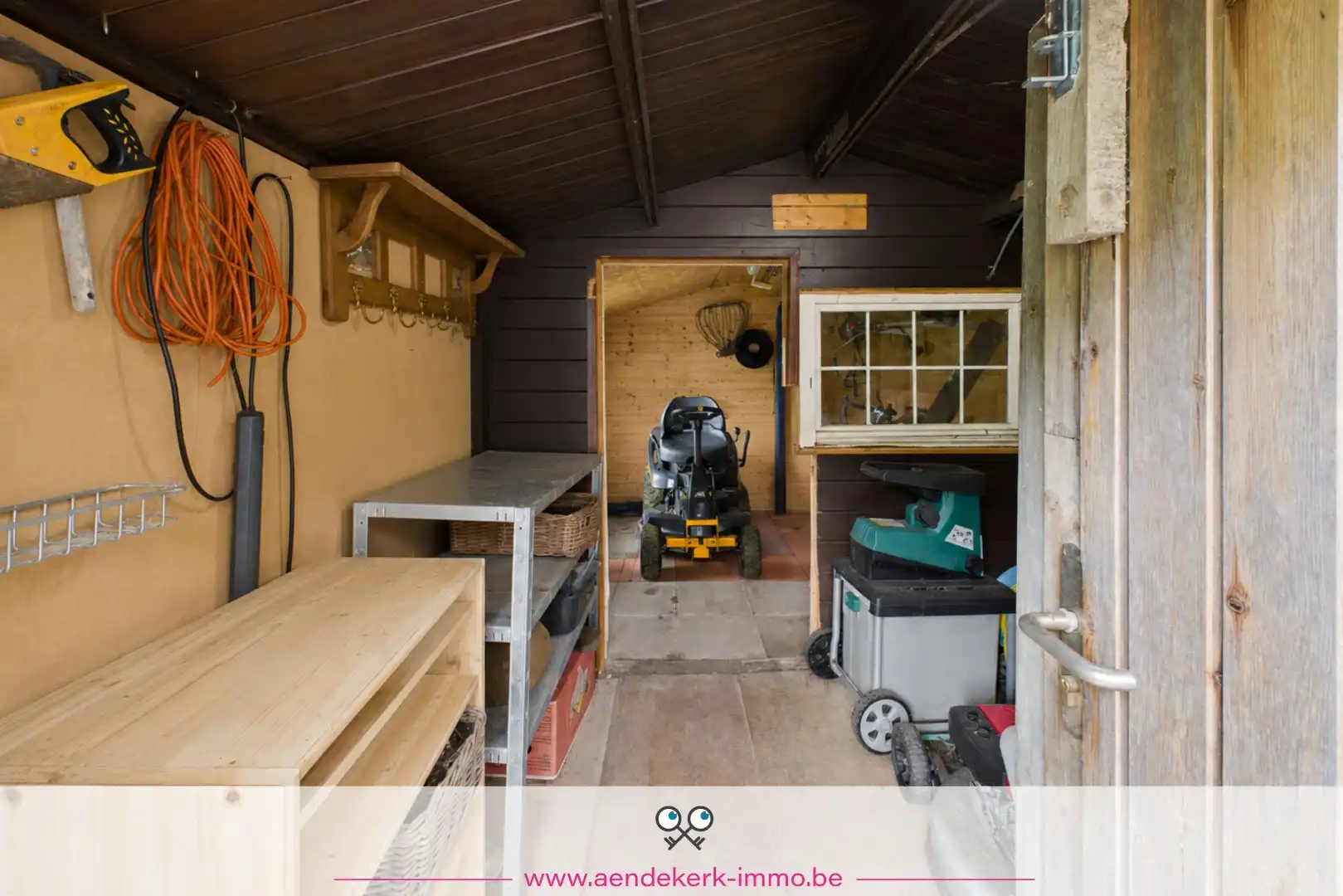 Bijzondere recreatie-eigendom met vijver en bemeubelde chalet te Maaseik foto 13