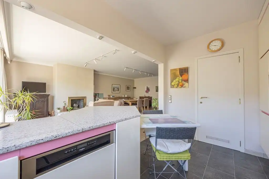 Ruim appartement boven het groen in Deurne-Zuid foto 8