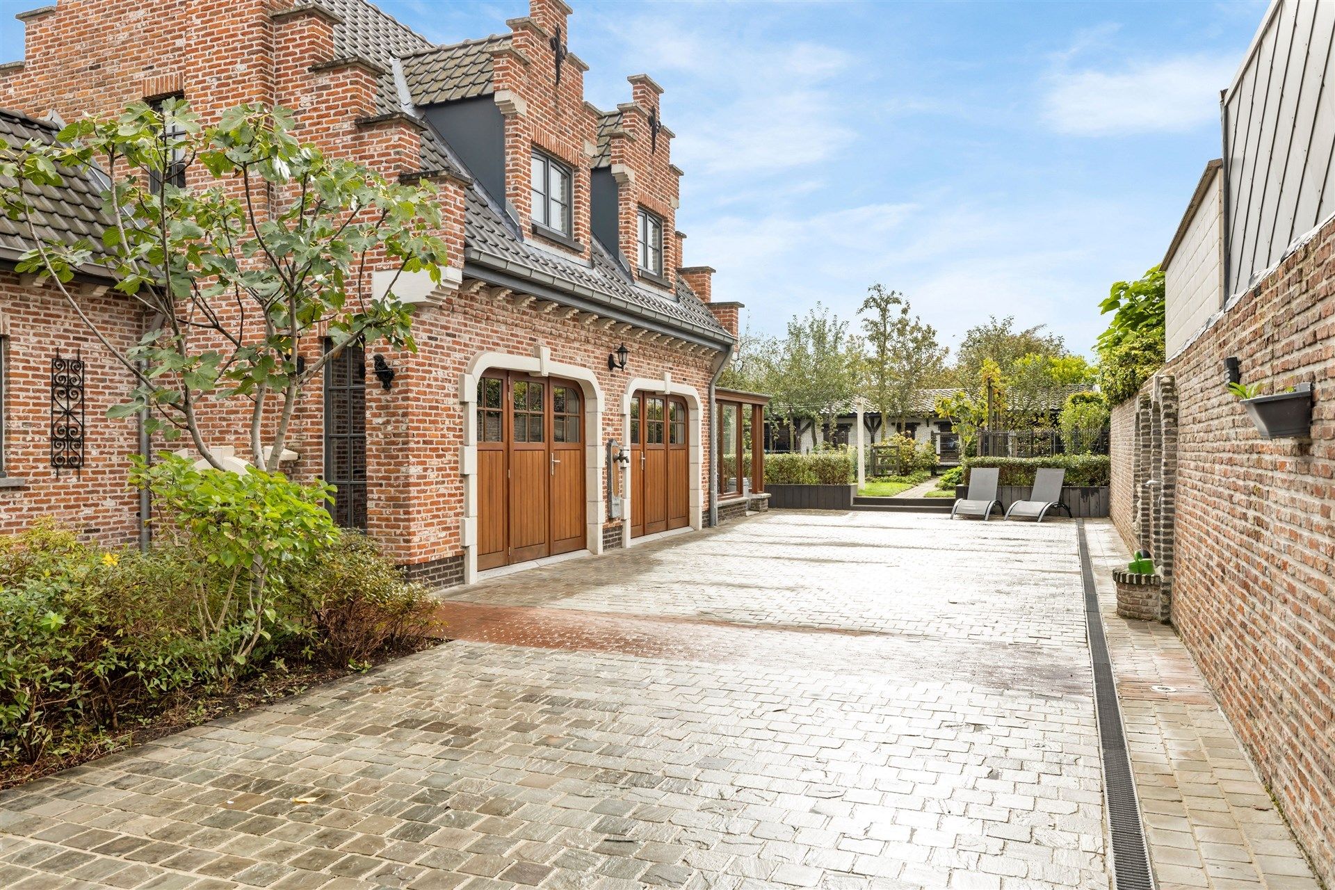 Karaktervolle gezinswoning met mooi aangelegde binnenplaats, dubbele garage en tal van mogelijkheden foto 19