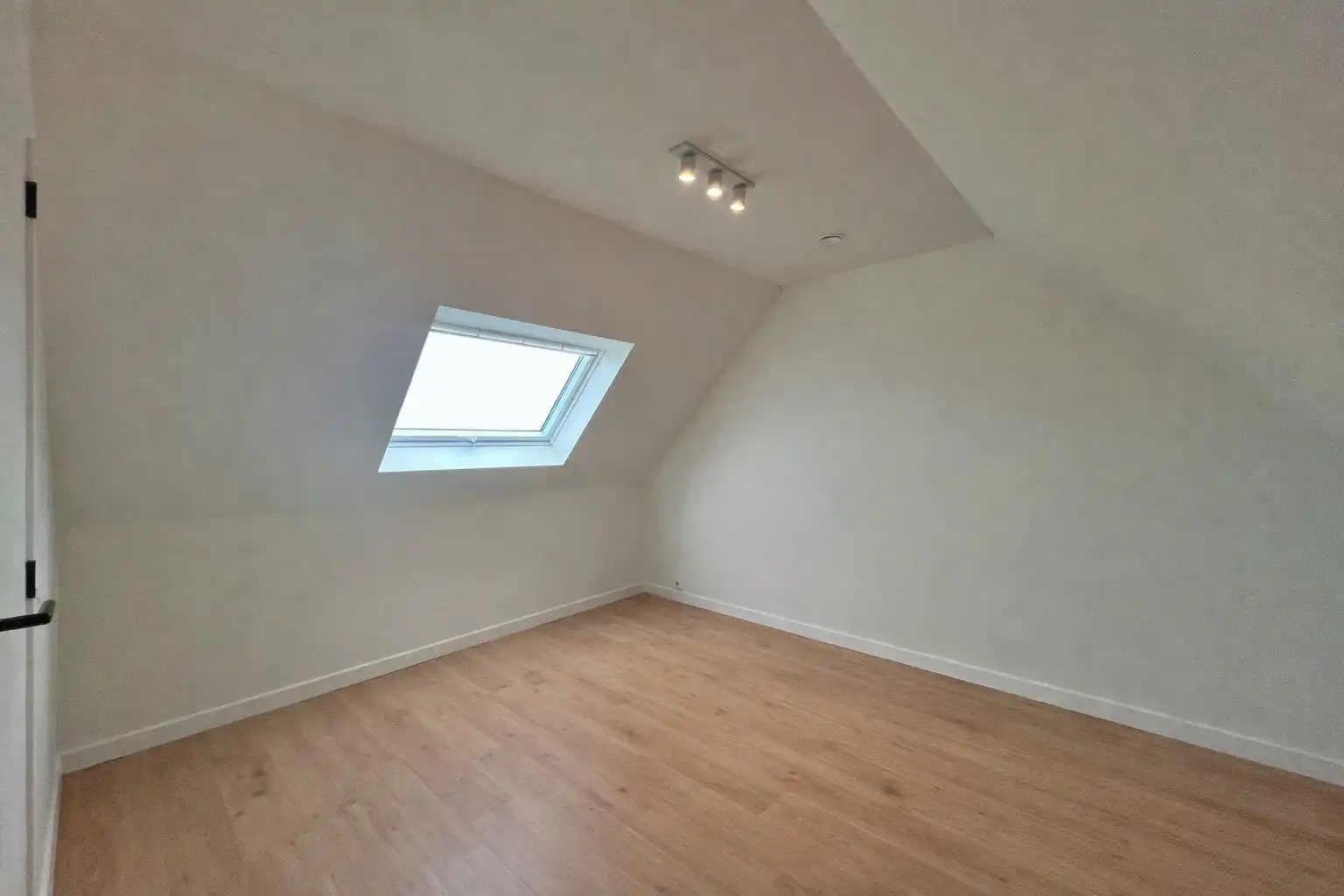 Ruime woning met 3 slaapkamers, garage en tuin foto 17