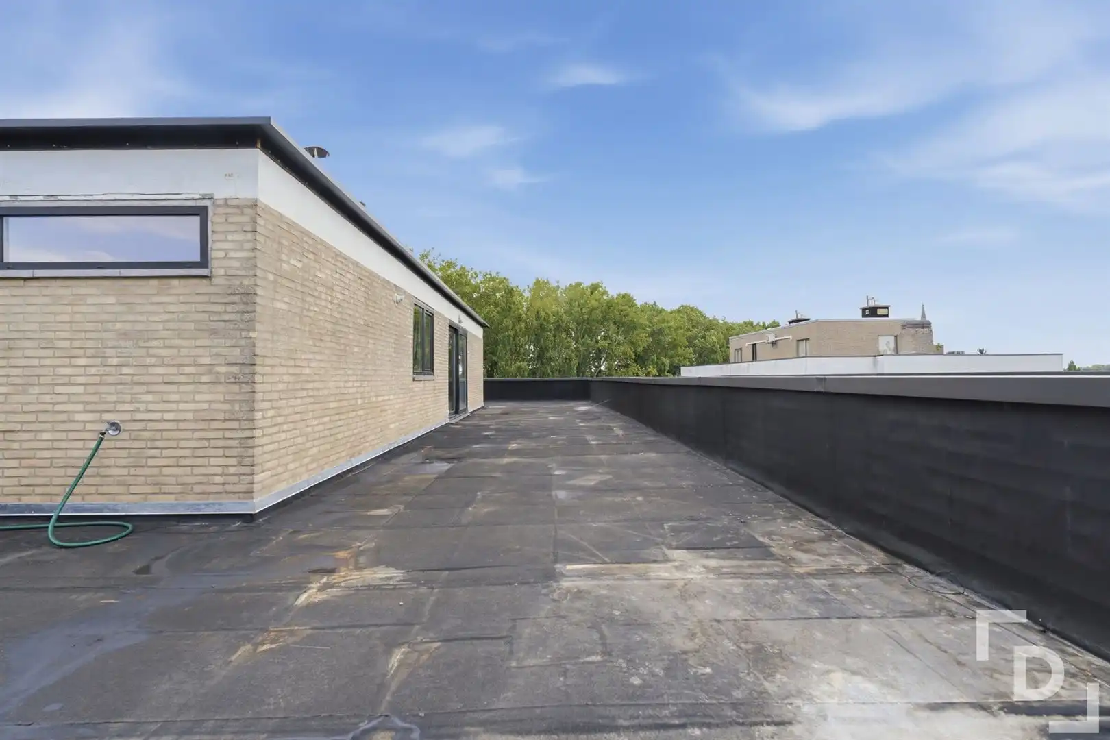 Appartement met 2 staanplaatsen & groot terras. foto 4