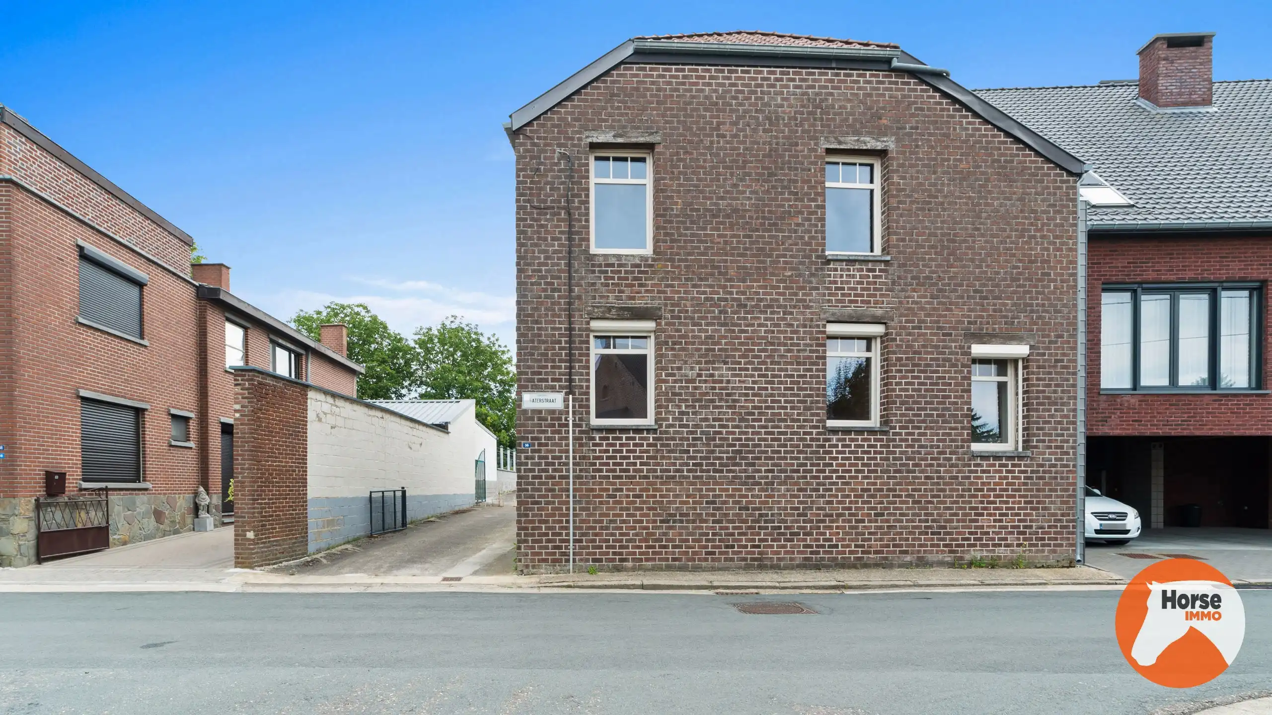 RIEMST - Te renoveren woning met stalling foto 3