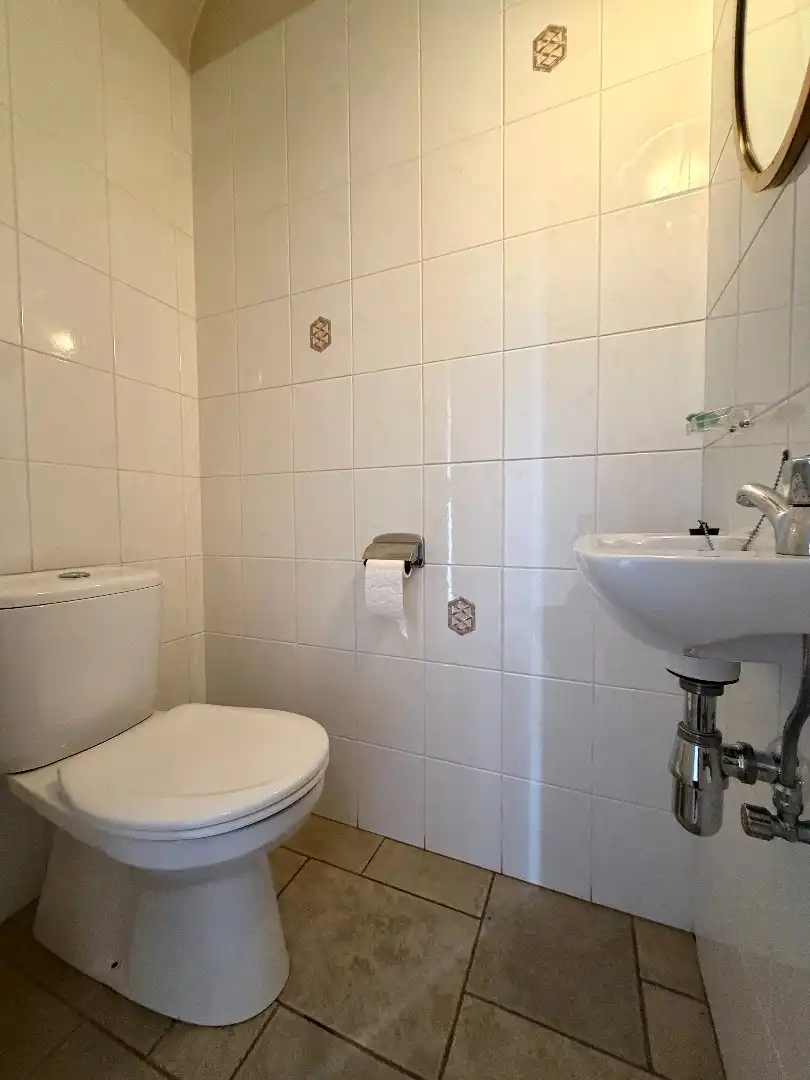 Instapklare open bebouwing met gelijkvloerse slaap- en badkamer en drie slaapkamers op verdiep. foto 3