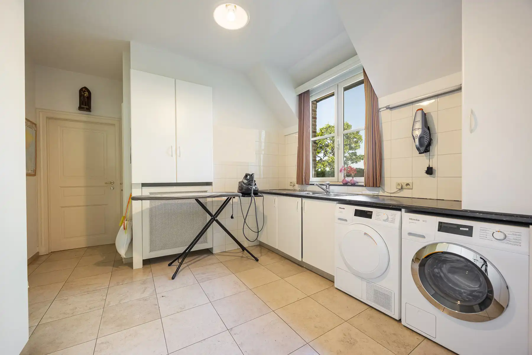 Ruime villawoning met 4 slaapkamers en noordoost georiënteerde tuin op een perceel van ca 6.155m² op een rustige locatie in Hoogstraten (Meerle). foto 15