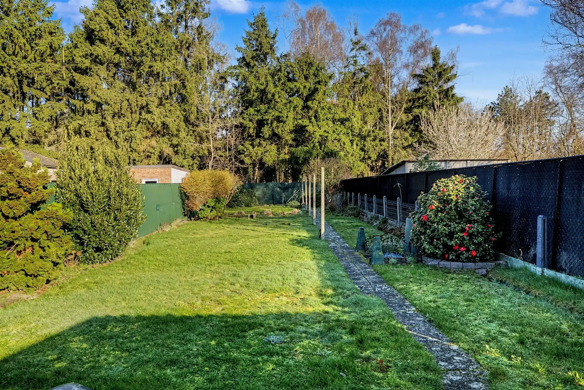 Uitstekend gelegen halfopen bebouwing met ruime oprit, 3 slaapkamers en uitgestrekte tuin foto 2