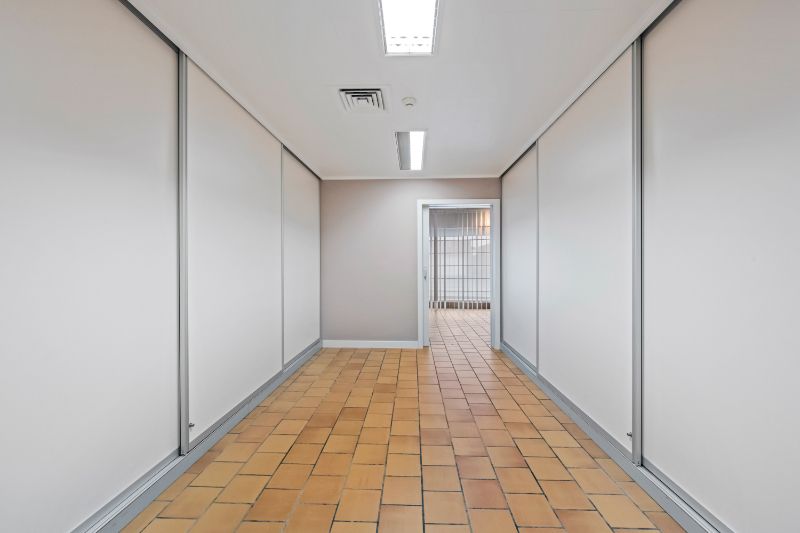 Zonnebeke-Passendale.  Wonen en werken, grote verzorgde woning met > 5 slaapkamers en aparte >60m2 kantoorruimte / praktijk / hobbyruimte met aparte ingang. foto 24