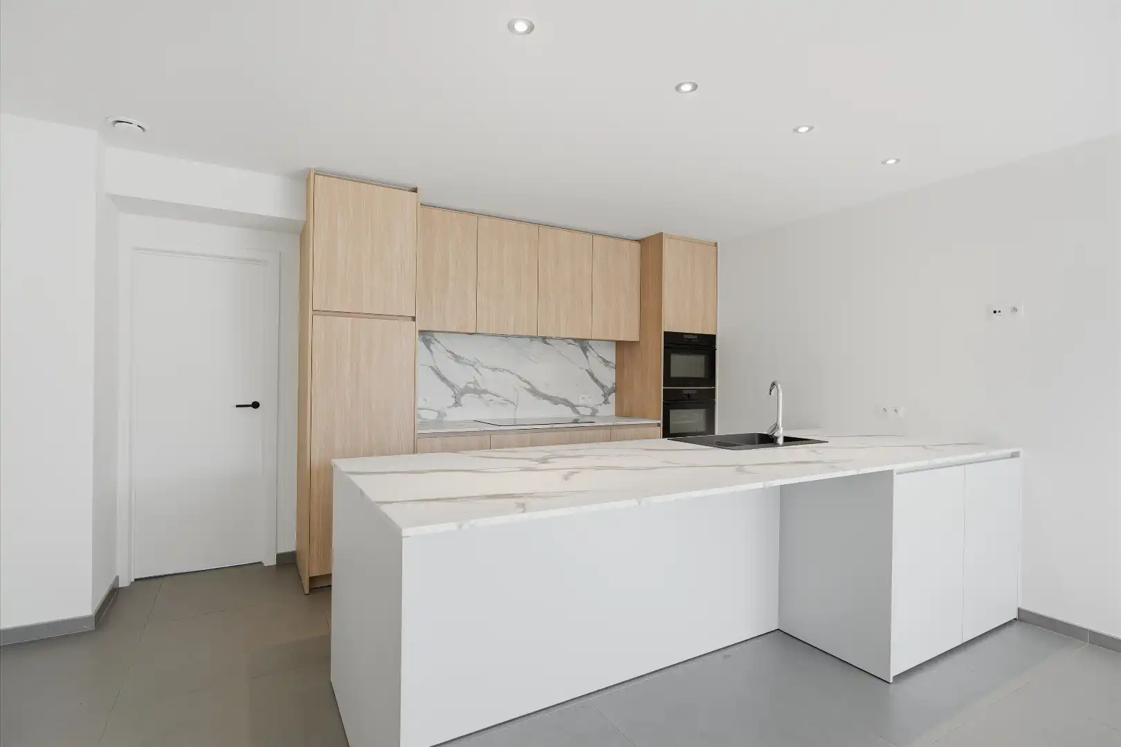 KIJKDAG 25 oktober van 10u tot 12u & 14u tot 16u - Ruim instapklaar nieuwbouwappartement (167 m²) met 3 slaapkamers en groot terras in centrum Eernegem foto 2
