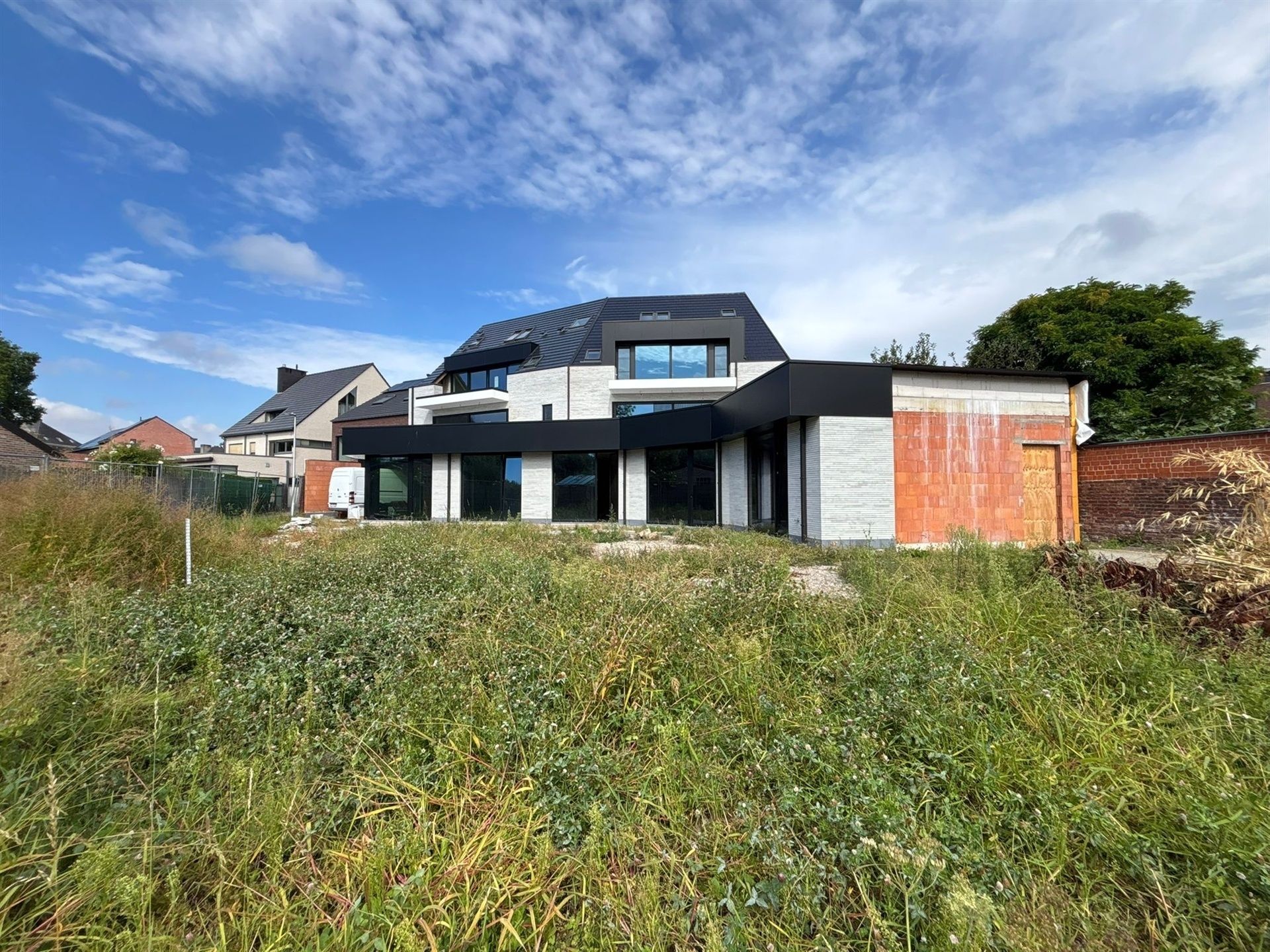 Nieuwbouw handelsruimte op commerciële liggen in het centrum! foto 12