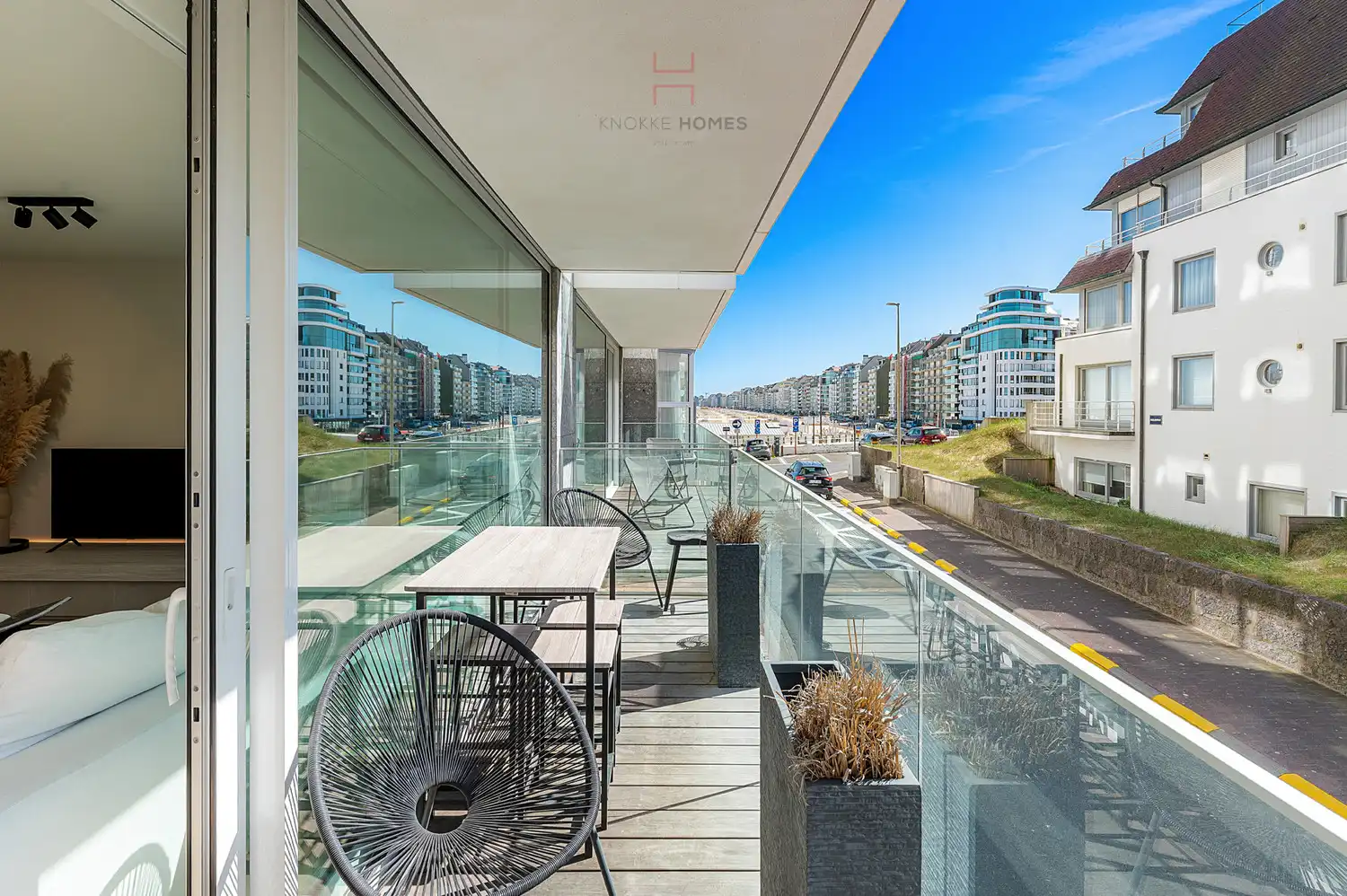 Bijzonder smaakvol ingericht luxe-appartement met ruim Zuidgericht terras vlakbij de zeedijk in Duinbergen foto {{pictureIndex}}