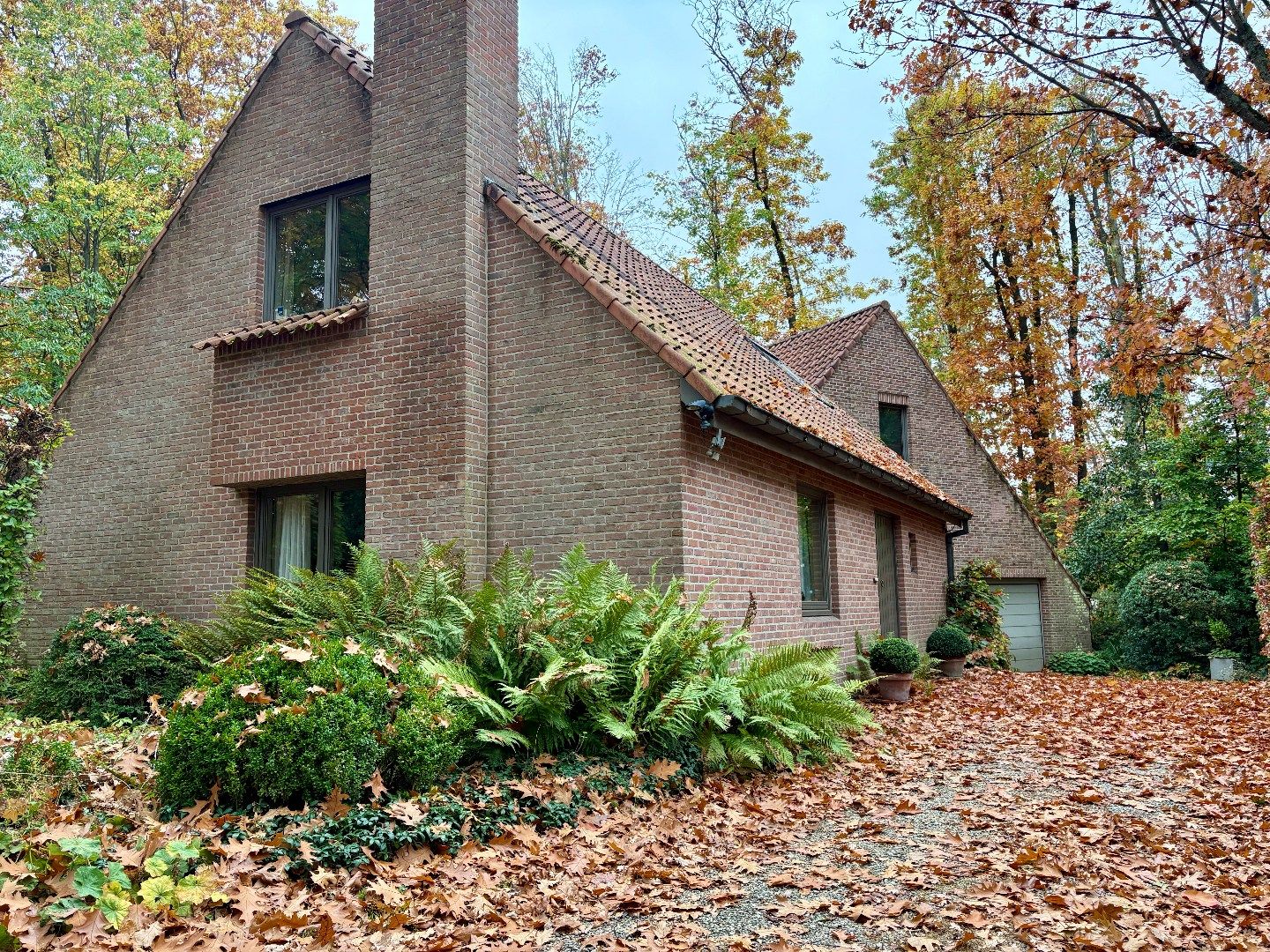 Wonen in het bos met een totale opp van 1679m². foto 2