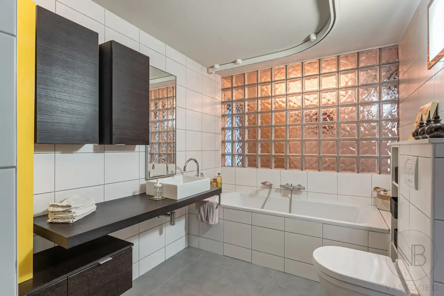 Pand met vergunde praktijkruimte, woonst, garage en carport in Opglabbeek foto 8