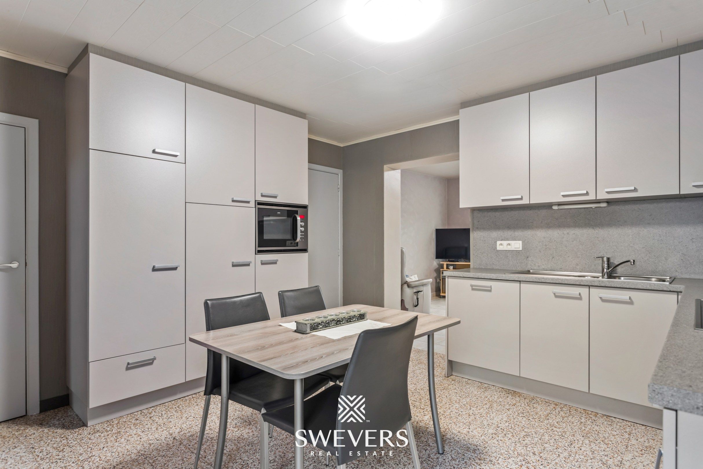 Gezellige gezinswoning met overdekt terras en zuidwestgerichte tuin te Hoepertingen foto 3