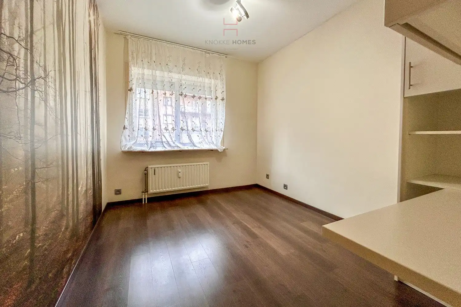 Ongemeubeld twee slaapkamer appartement in de Piers De Raveschootlaan te Knokke. foto 11