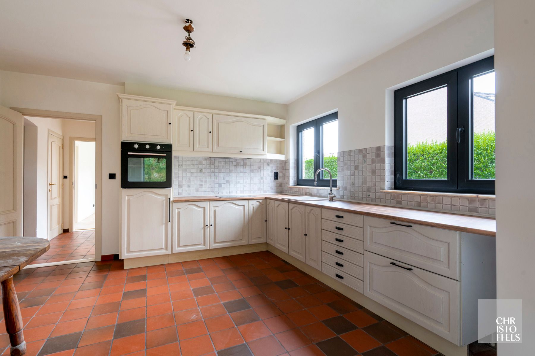 Instapklare, karaktervolle woning met eventuele praktijkruimte (229m²) te Genk!  foto 7
