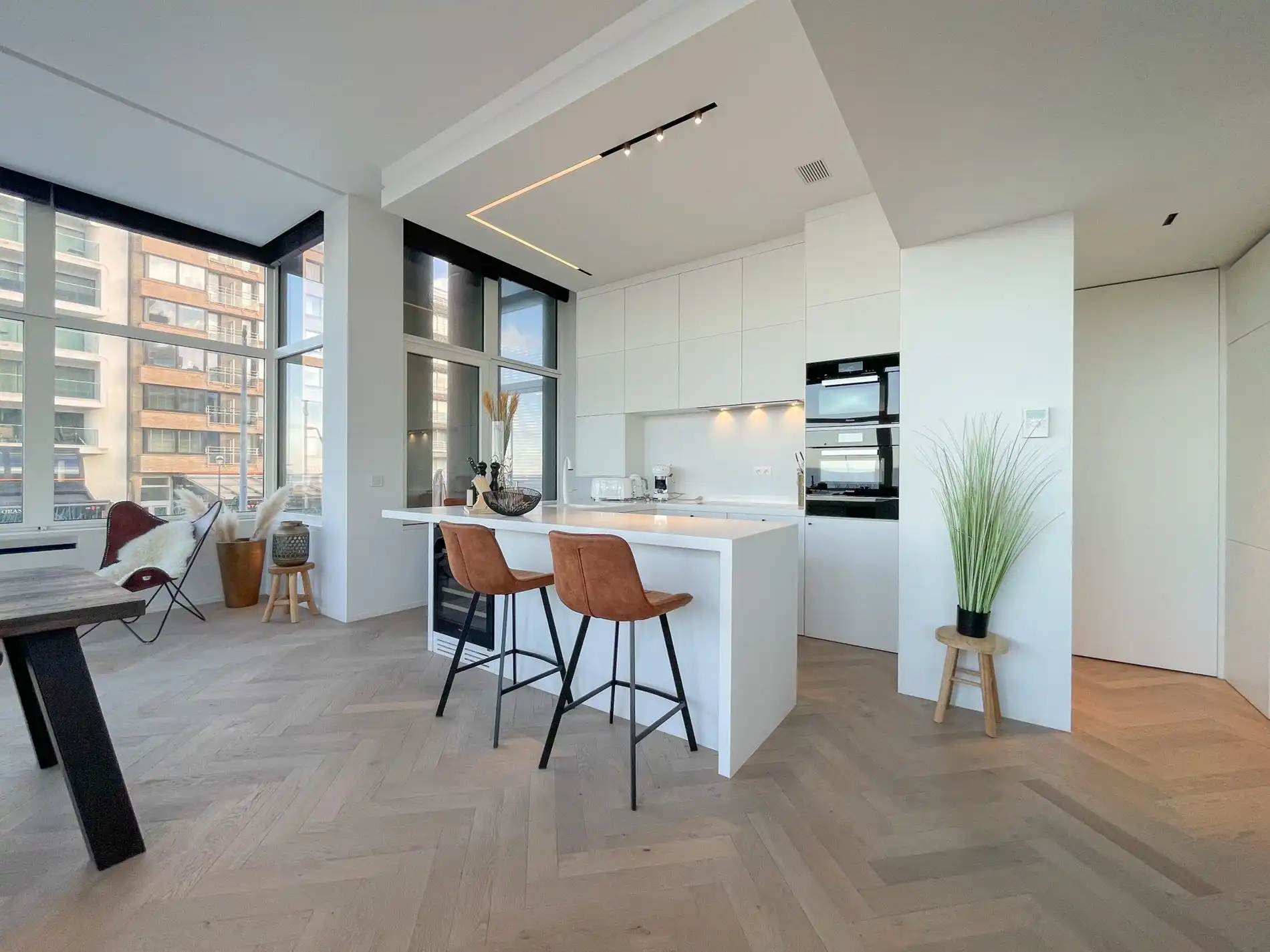 Uitzonderlijk, luxueus afgewerkt hoekappartement met frontaal zeezicht. foto 7